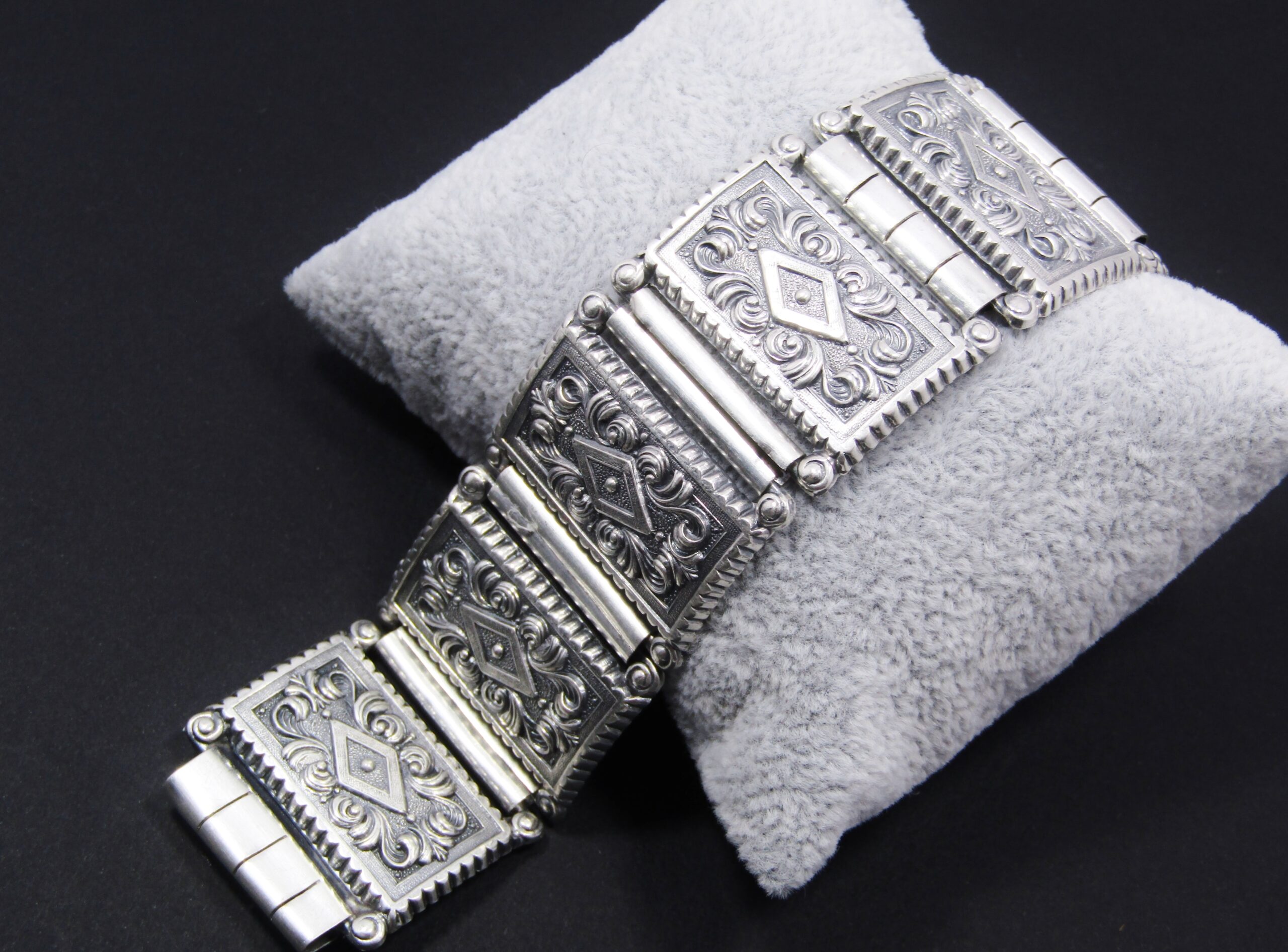 A Magnificent Weighty Candida Bracelet in Sterling Silver.