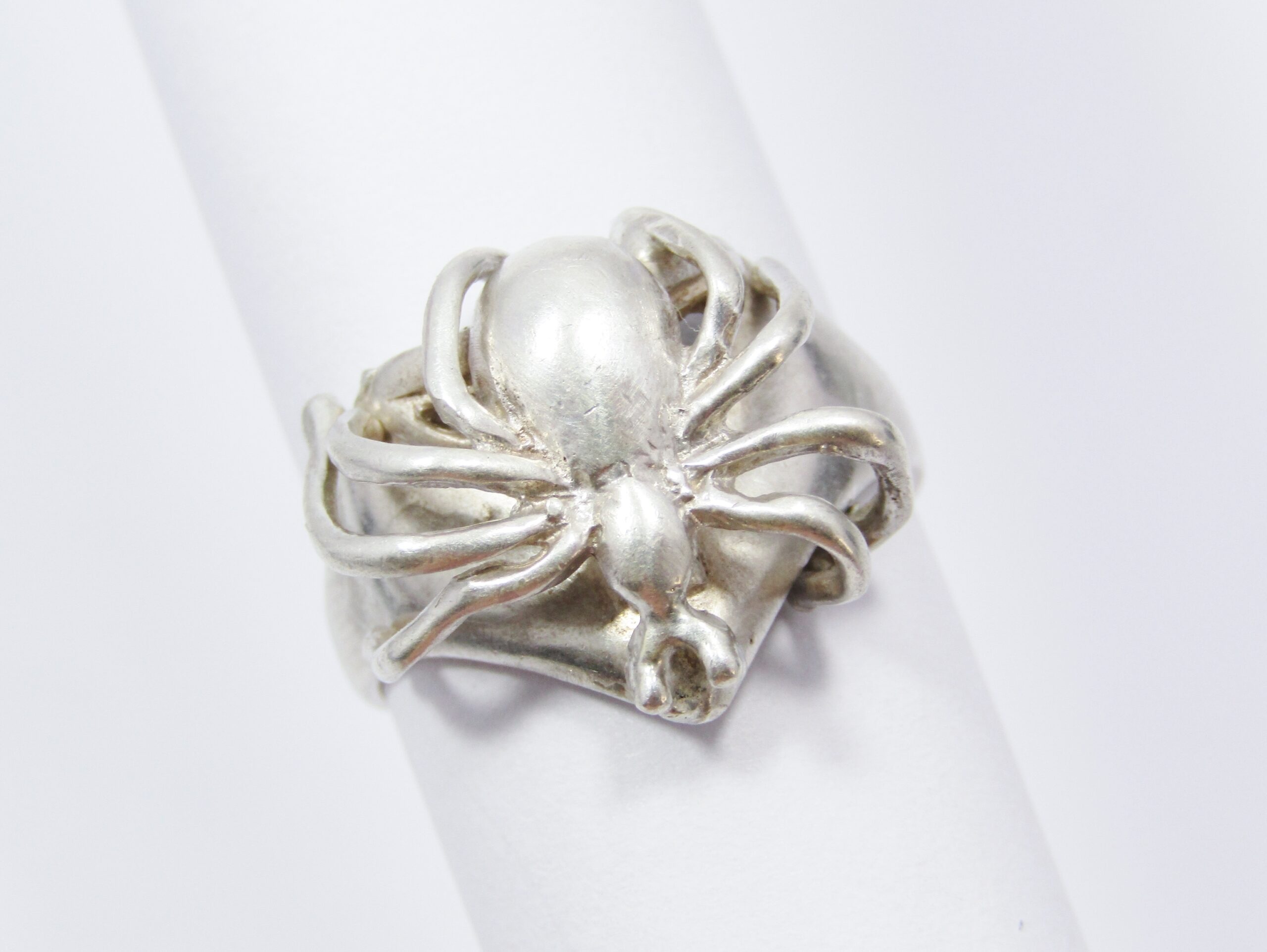 A Lovely Detailed Spider Ring in Sterling Silver