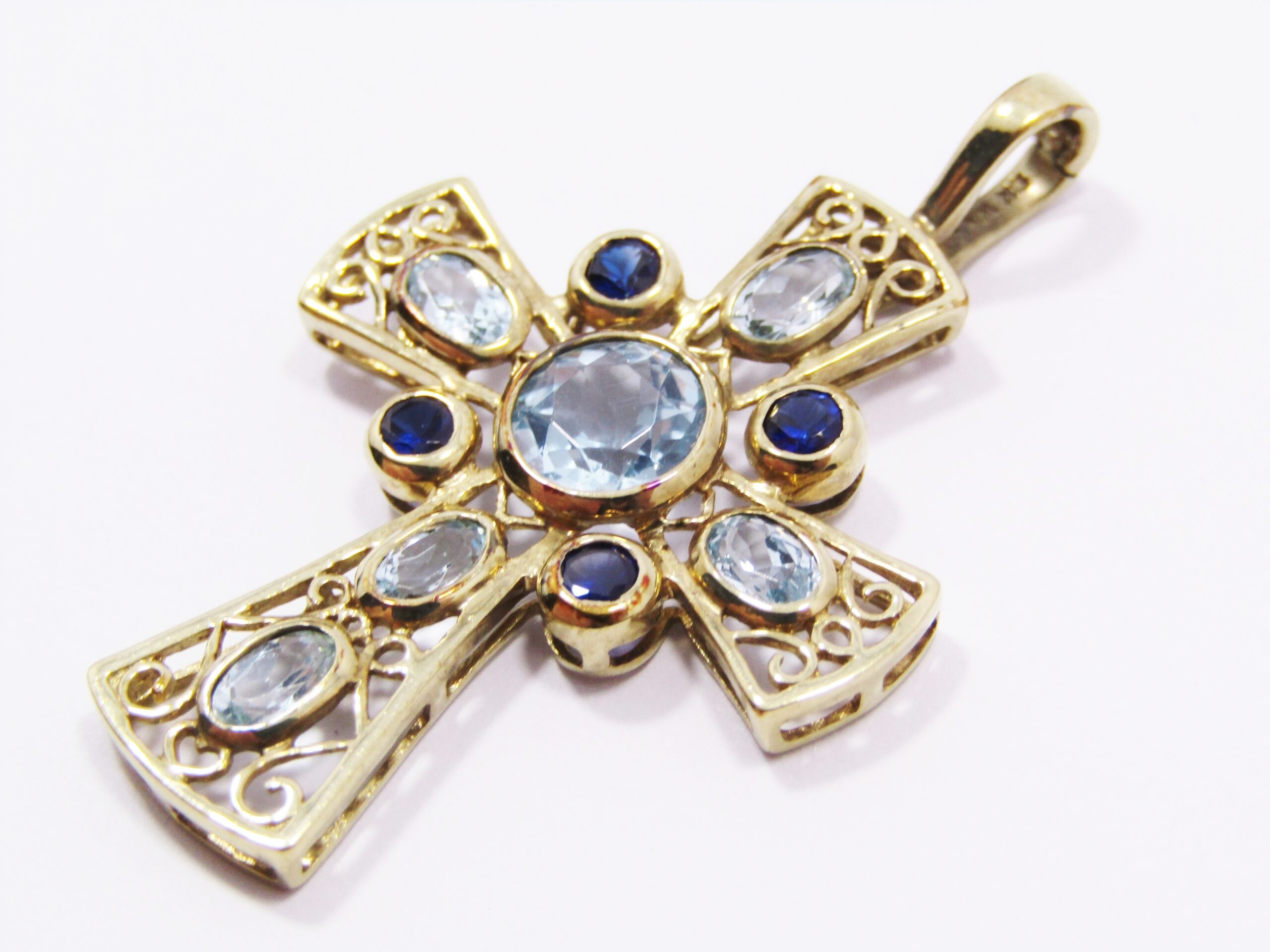 Beautiful! 9CT Gold, Blue Topaz & Blue Sapphire Cross