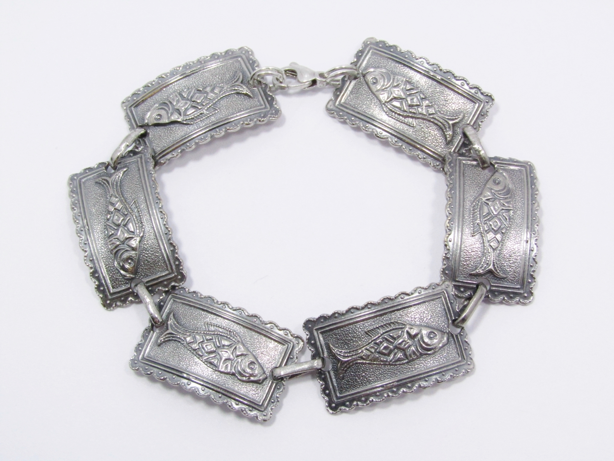 A Gorgeous Engraved Textured Design Bracelet in Silver.