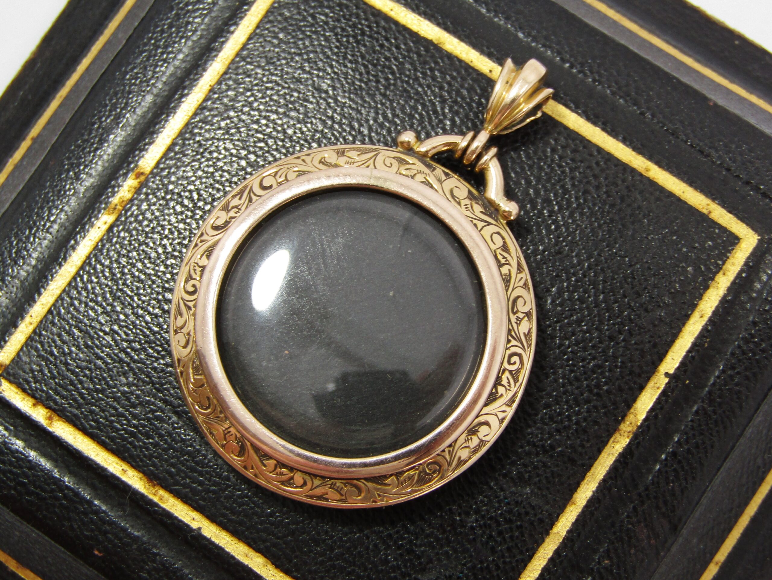 A beautiful, antique 15 carat gold pendant with double-sided photo window