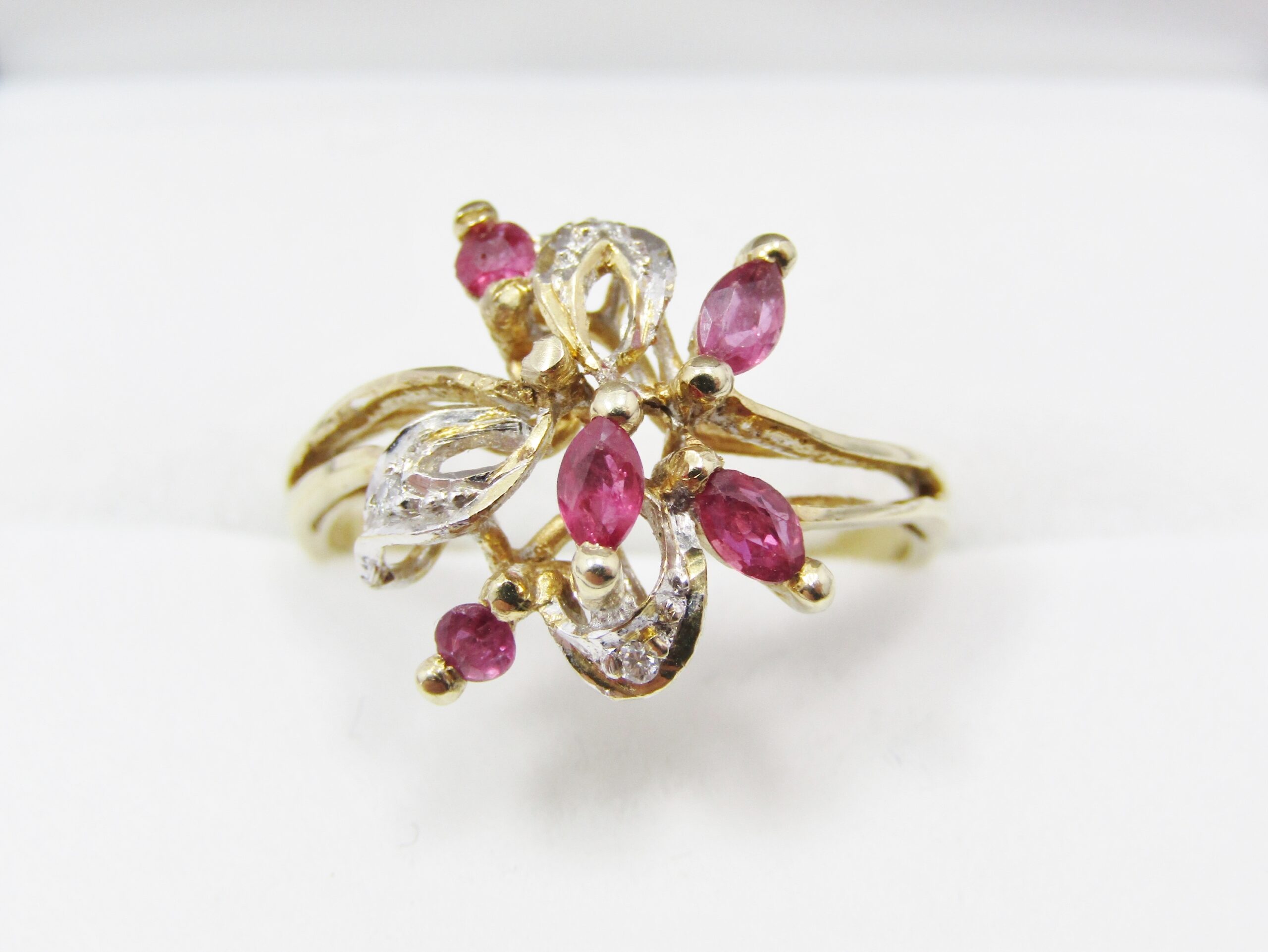 A Beautiful Vintage Design Ruby Ring in 14ct Gold