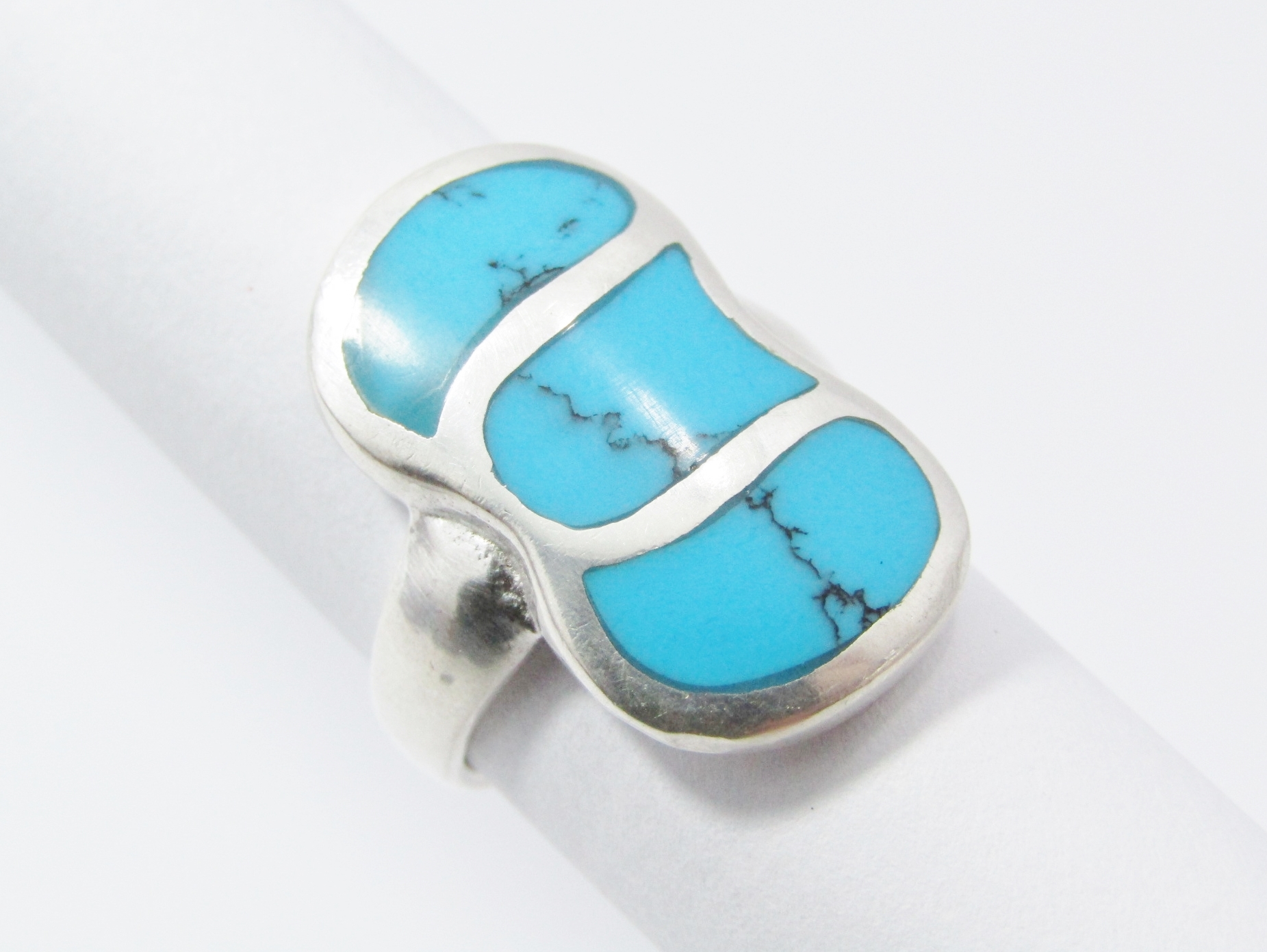 A Gorgeous Turquois Enamel Inlay Ring in Sterling Silver.