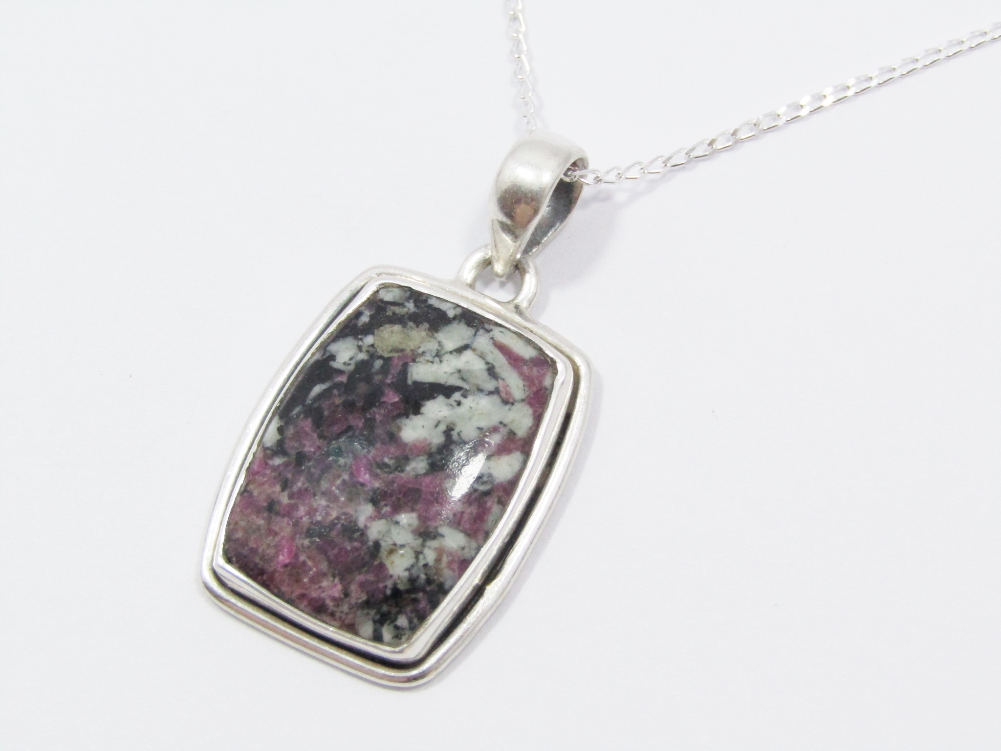 A Lovely Agate Stone Pendant On Chain in Sterling Silver.