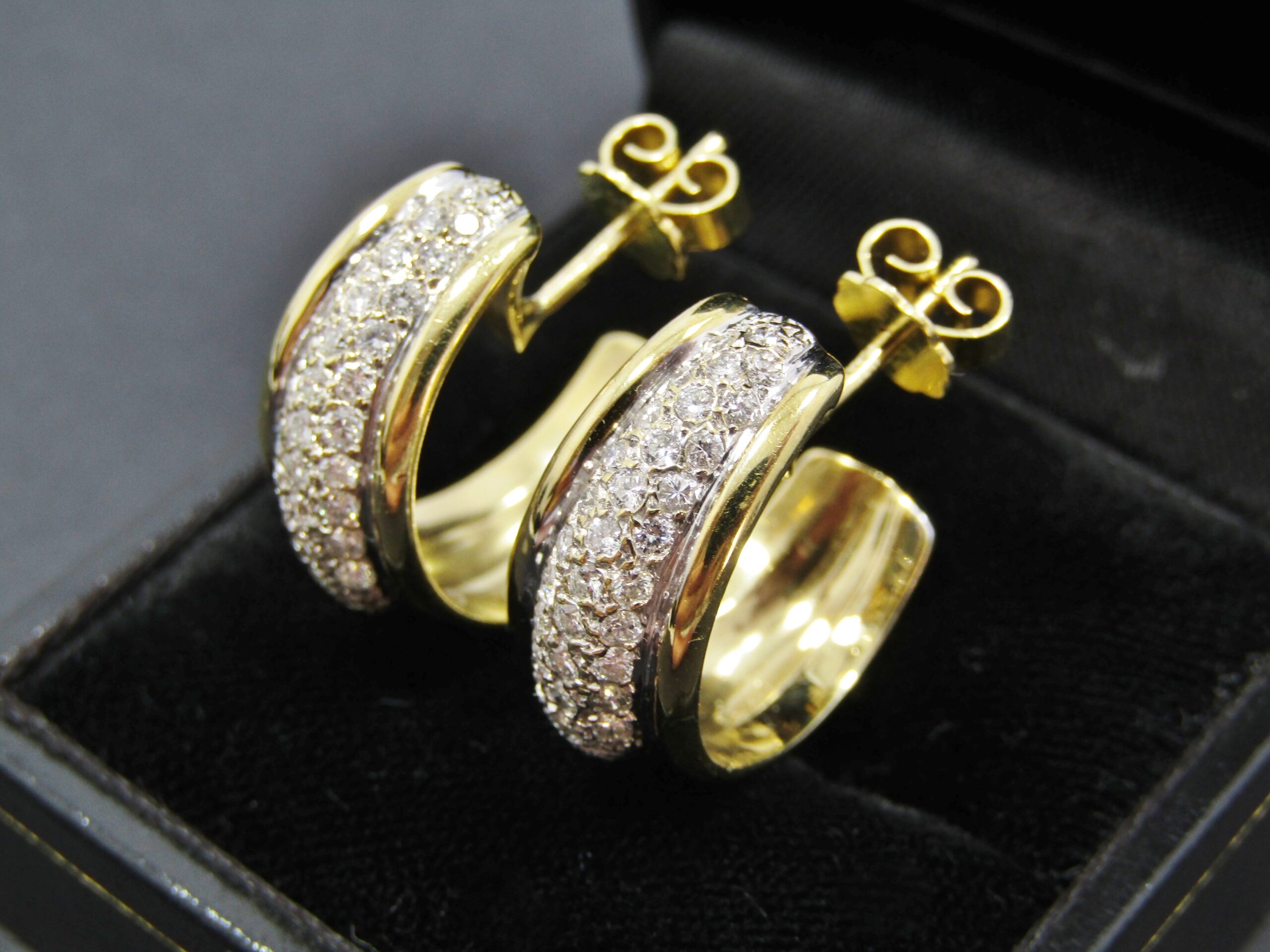 Exquisite! 18CT Gold & 0.62ctw Diamond Earrings
