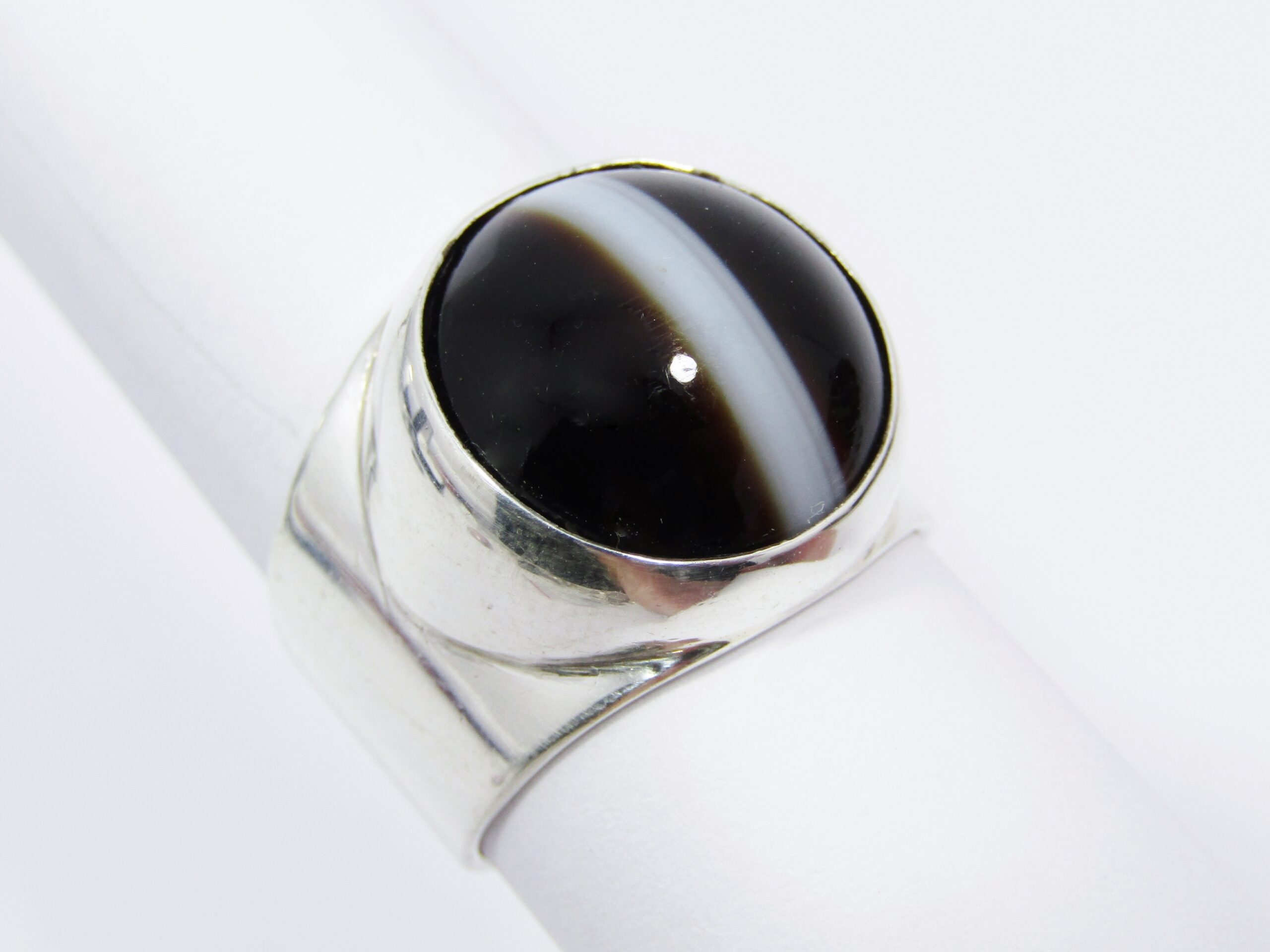 A Beautiful Broad Banded Onyx Stone Ring in Sterling Silver.