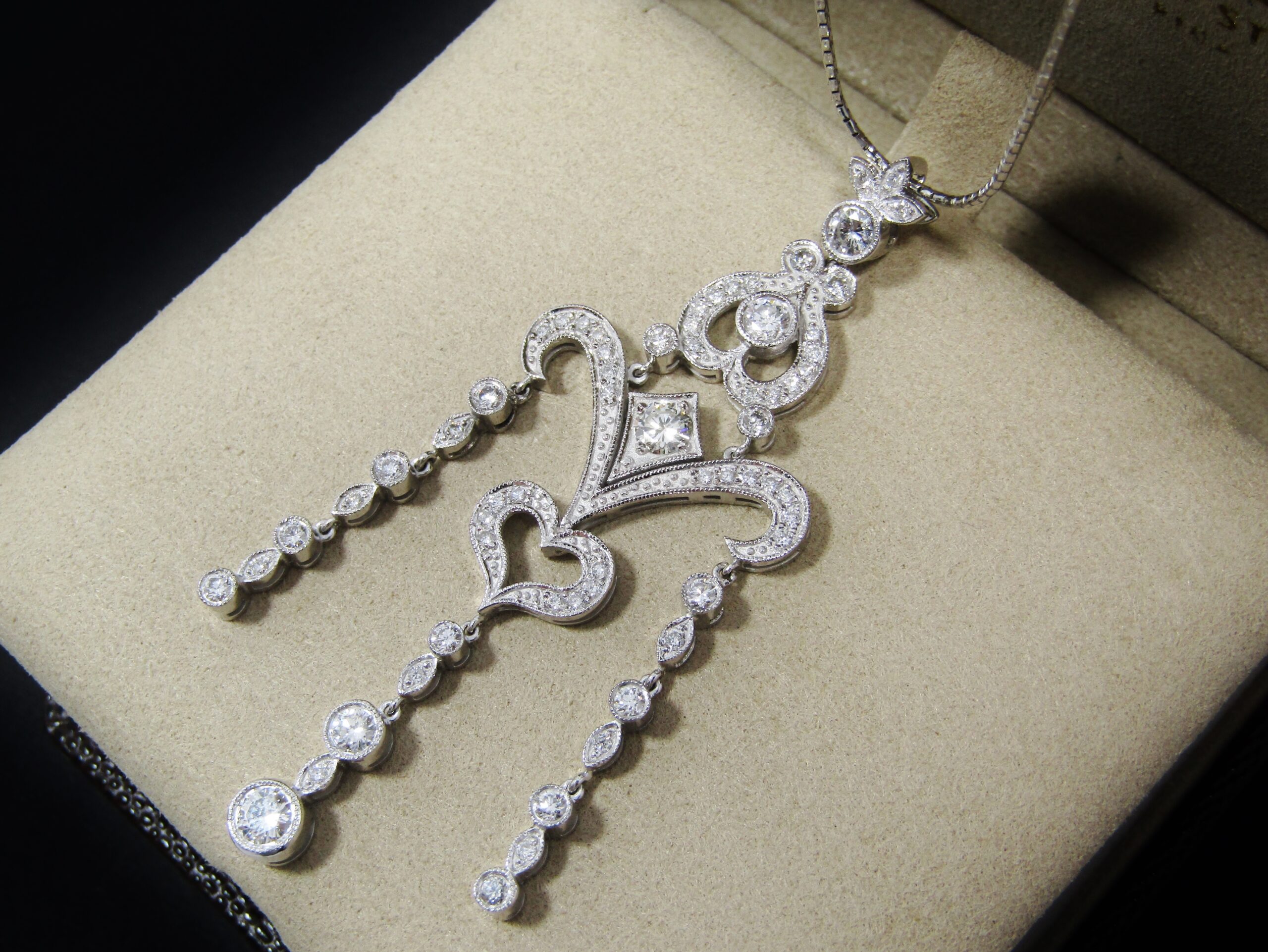 Exquisite! 18CT W/Gold & 2.3ctw Diamond Chandelier Necklace