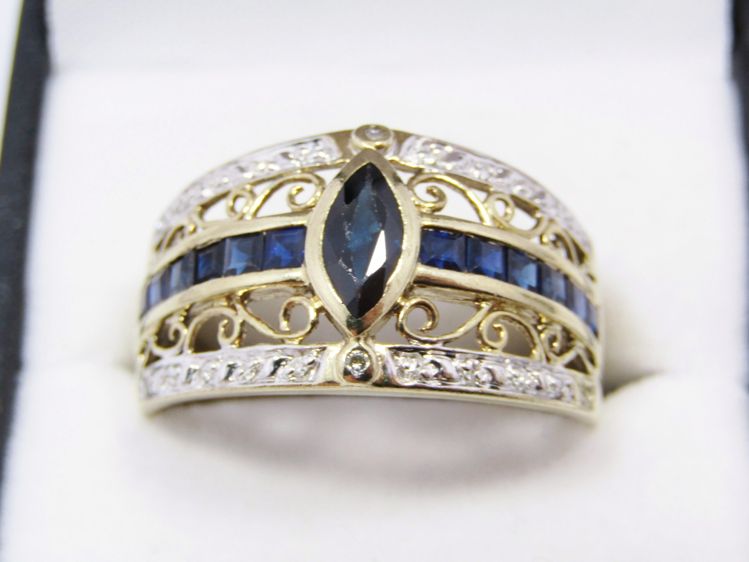Stunning! 9CT Gold, Blue Sapphire & Diamond Ring