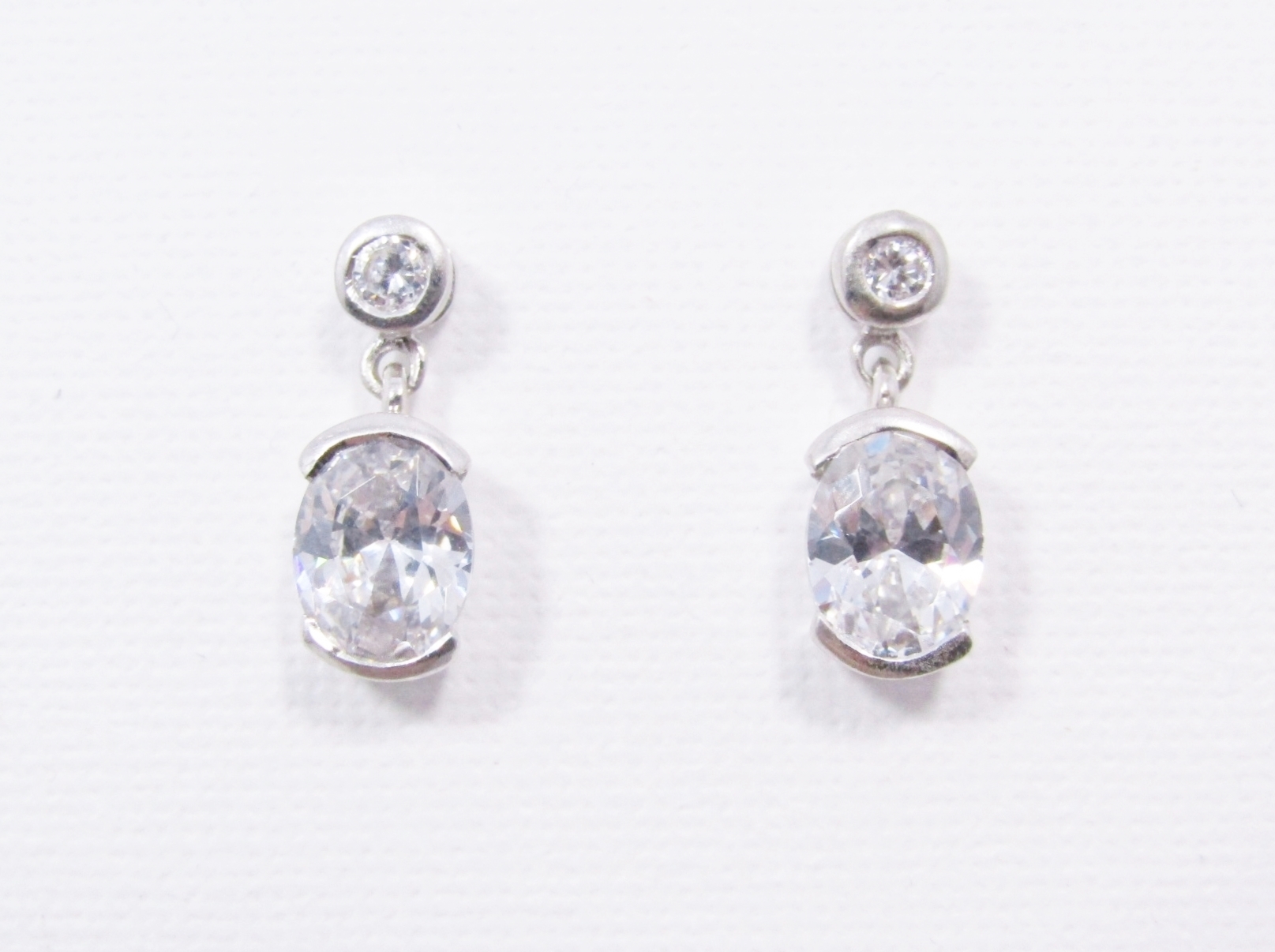 A lovely Pair of Dangling Zirconia Drop Earrings in Sterling Silver.
