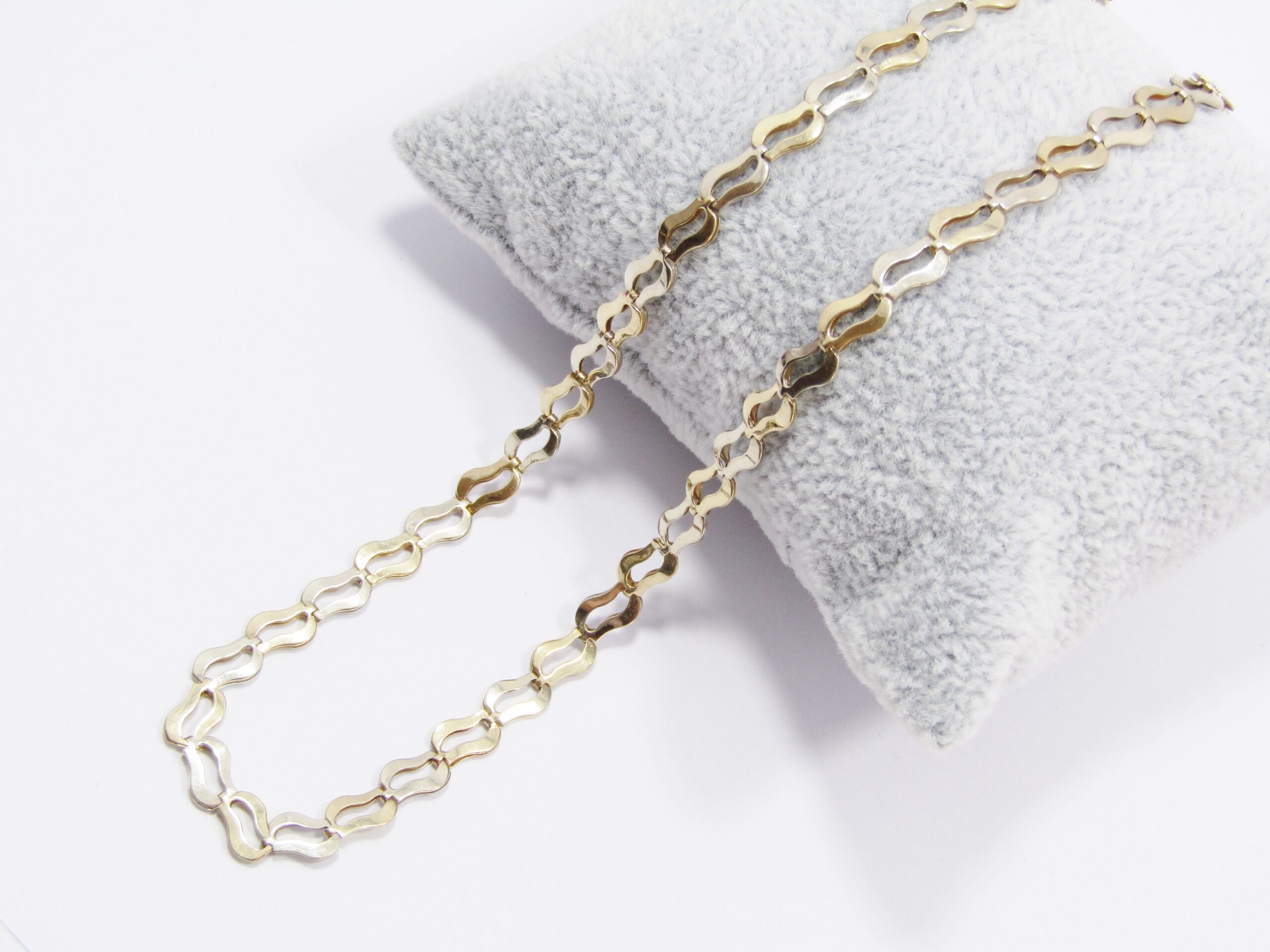 A Gorgeous Broad Fancy Link Two Tone Necklace in 9ct Gold