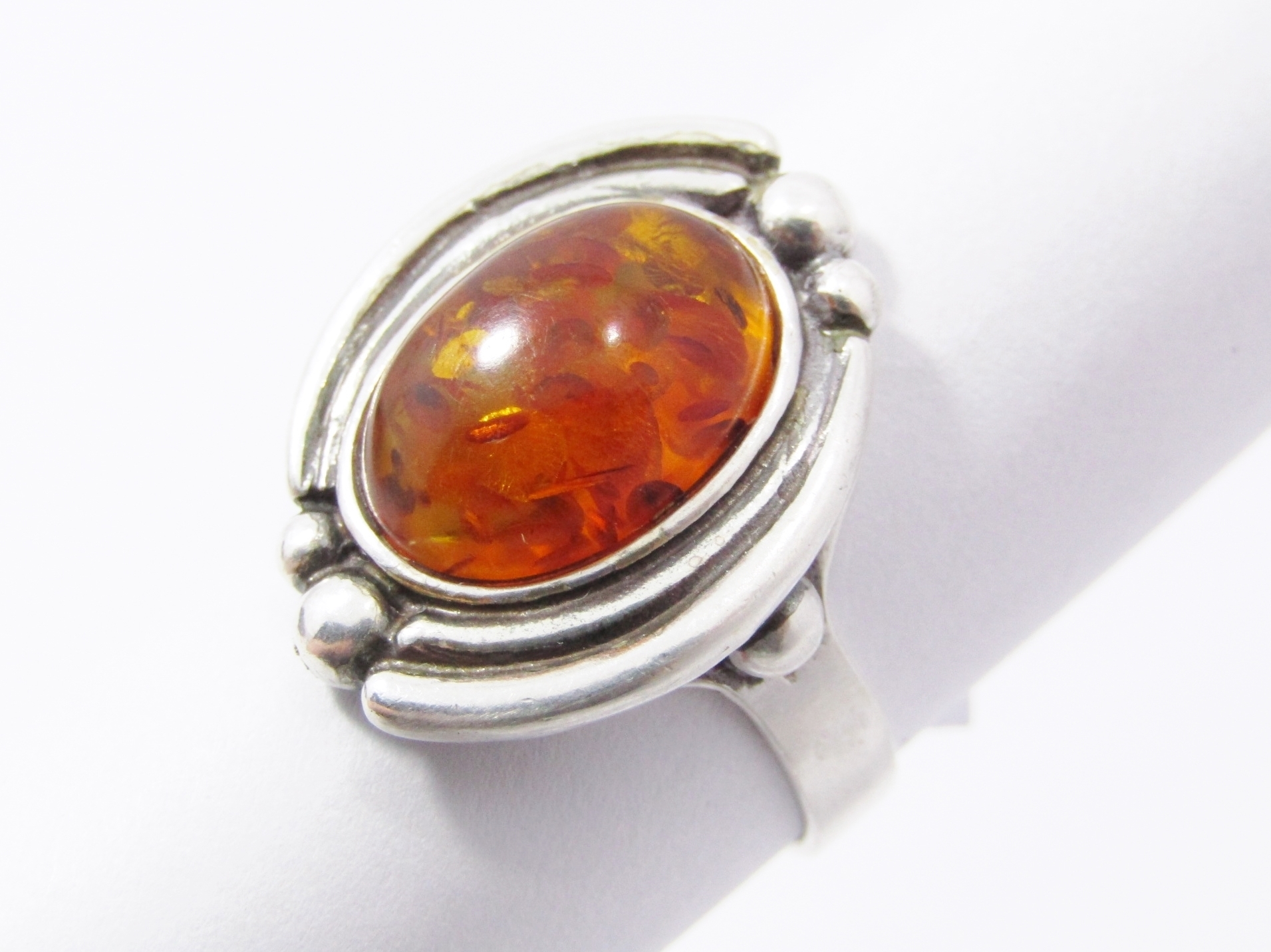 A Gorgeous Vintage Design Amber Ring in Sterling Silver.