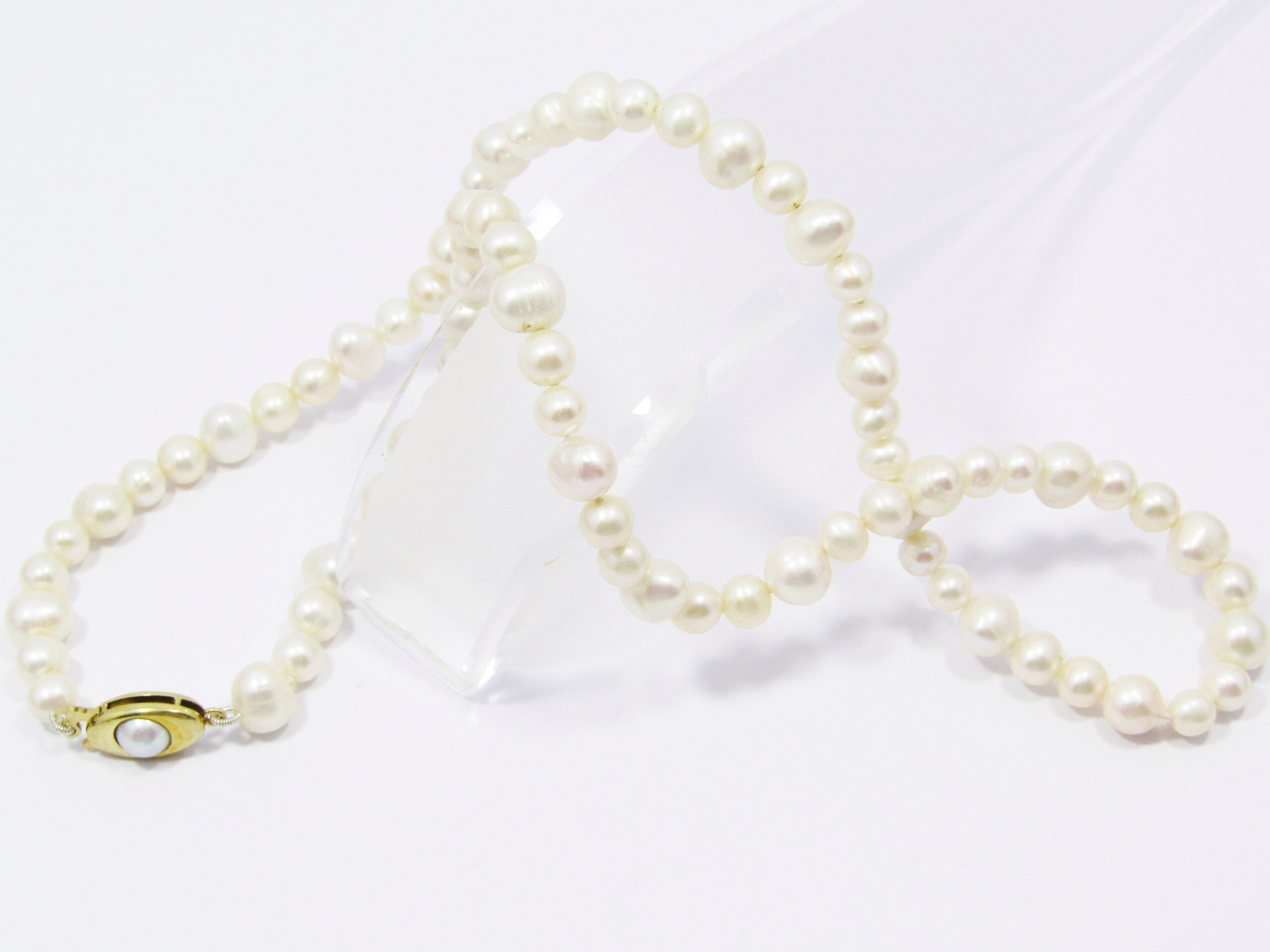 Beautiful Freshwater Pearls & 18CT Gold Clasp Necklace
