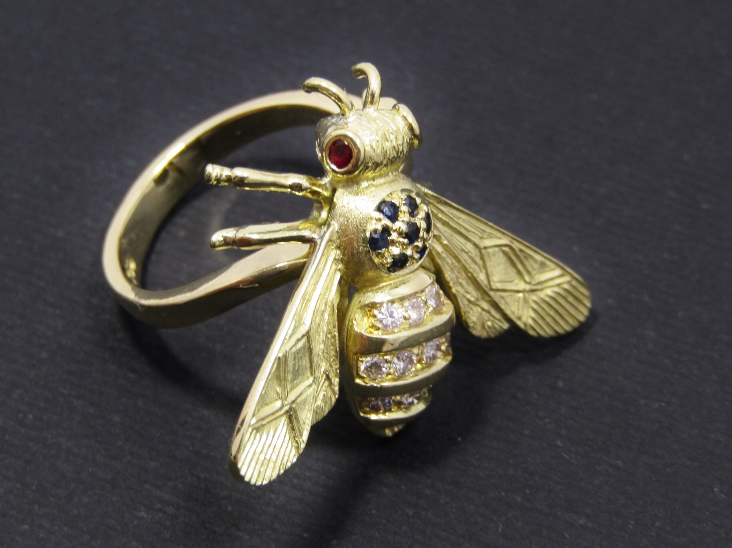Exquisite! 18ct Gold, Diamond, Sapphire & Ruby Bee Ring