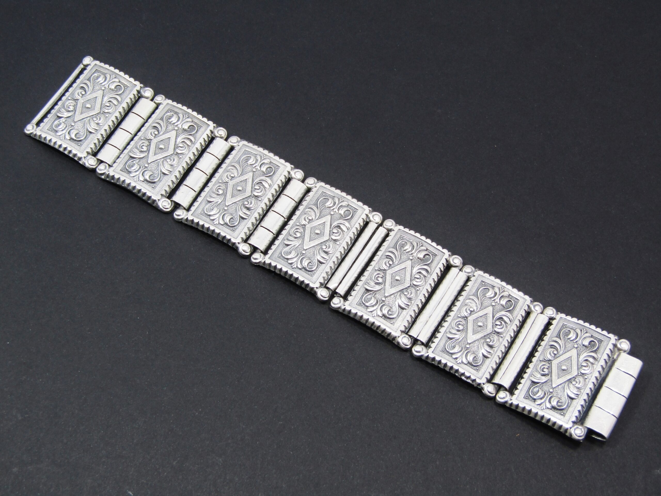 A Magnificent Weighty Candida Bracelet in Sterling Silver.