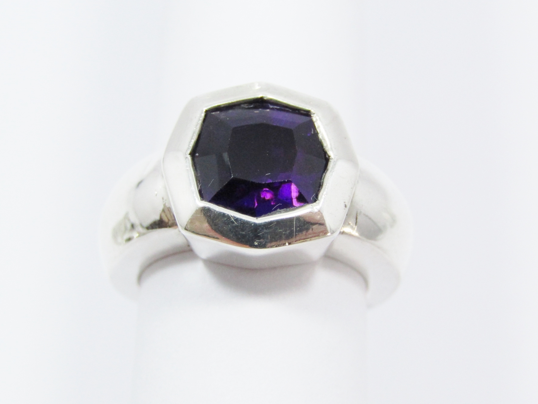 A Lovely Solid Silver Amethyst Ring in Sterling Silver.