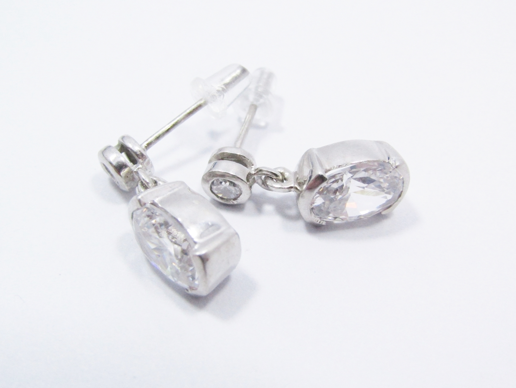A lovely Pair of Dangling Zirconia Drop Earrings in Sterling Silver.