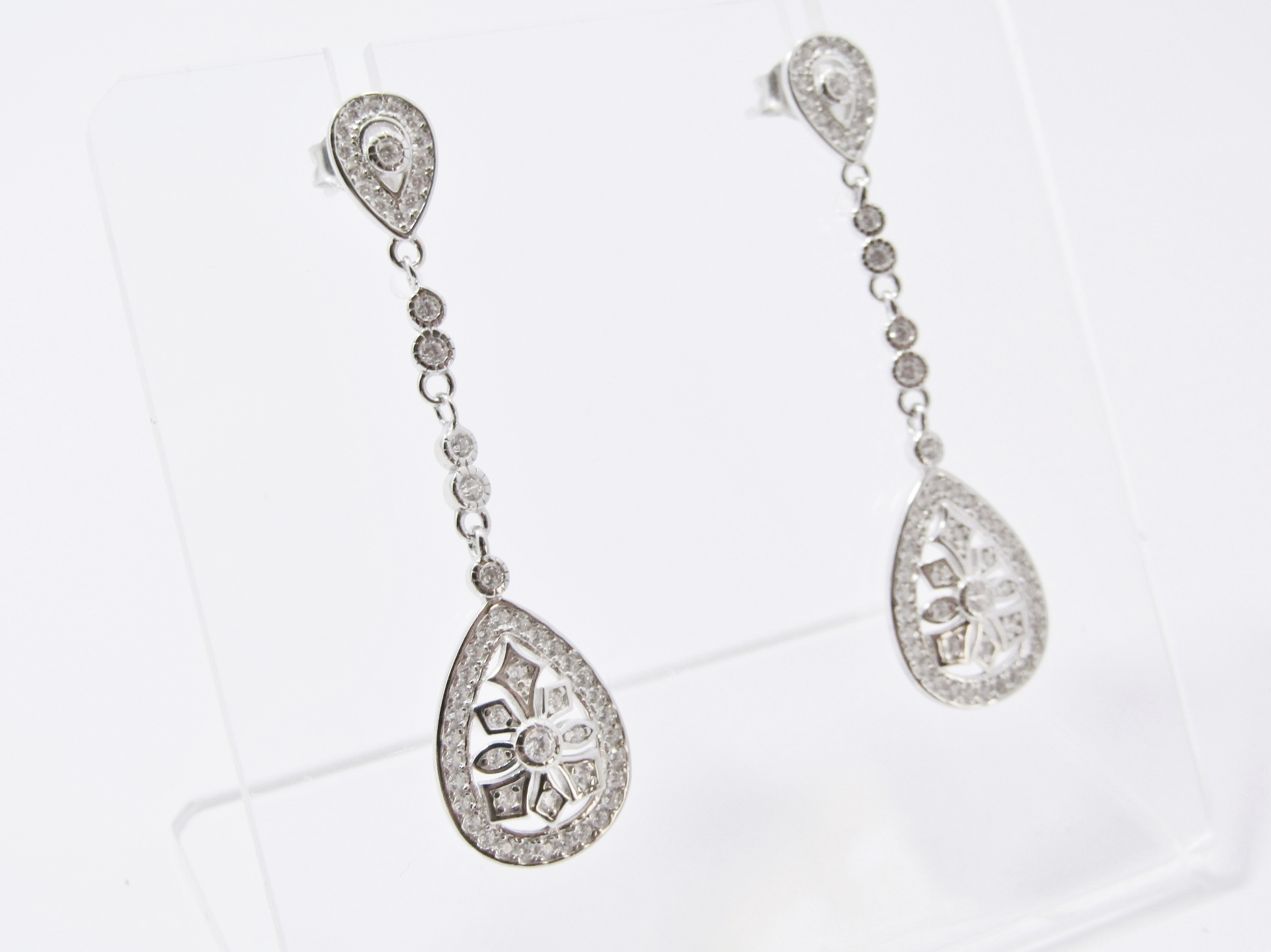 An Elegant pair of Zirconia Dangling Drop Earrings in Sterling Silver.