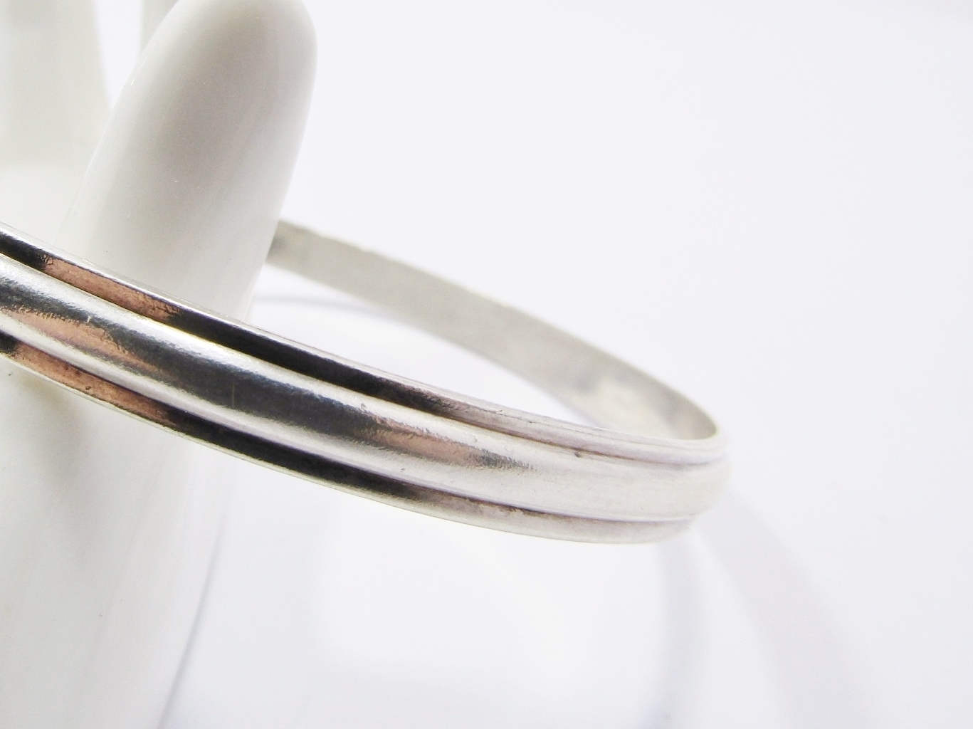 Gorgeous Solid Ribbed Design Bangle in Sterling Silver