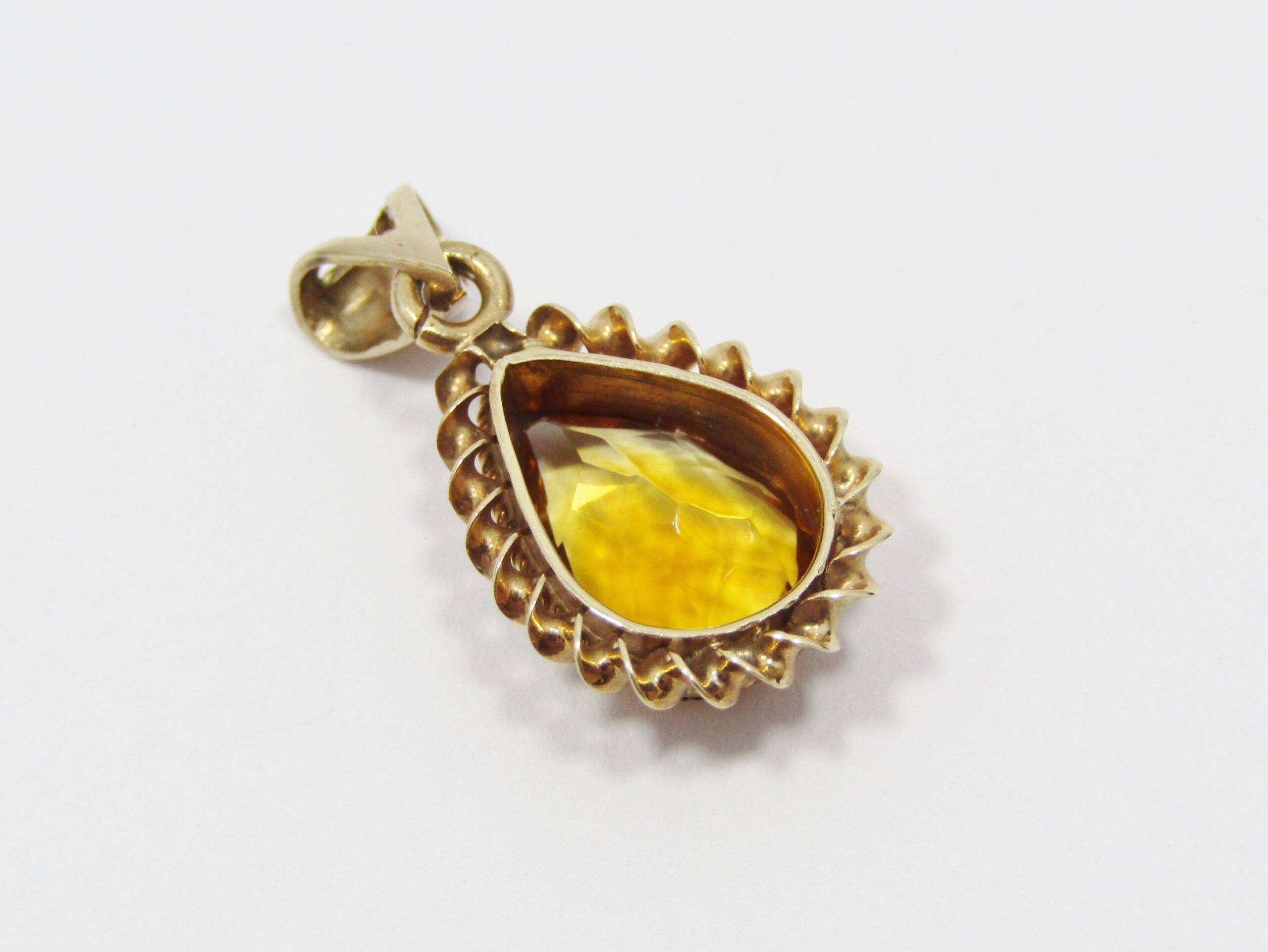 A Lovely Teardrop Design Pendant With a Citrine in 9ct Gold