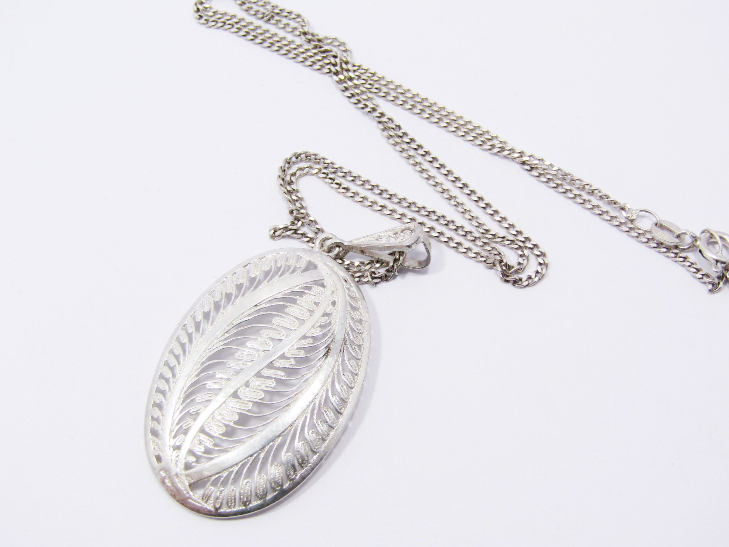 A Beautiful Filigree Design Oval Pendant on Chain in Sterling Silver.