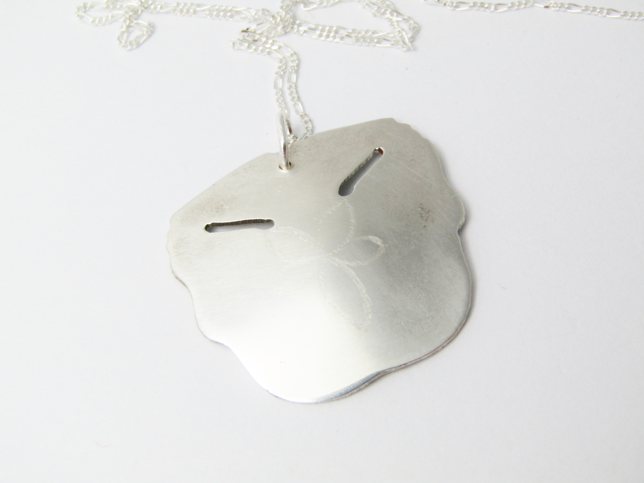 A Beautiful Pansy Design Pendant on Chain in Sterling Silver.