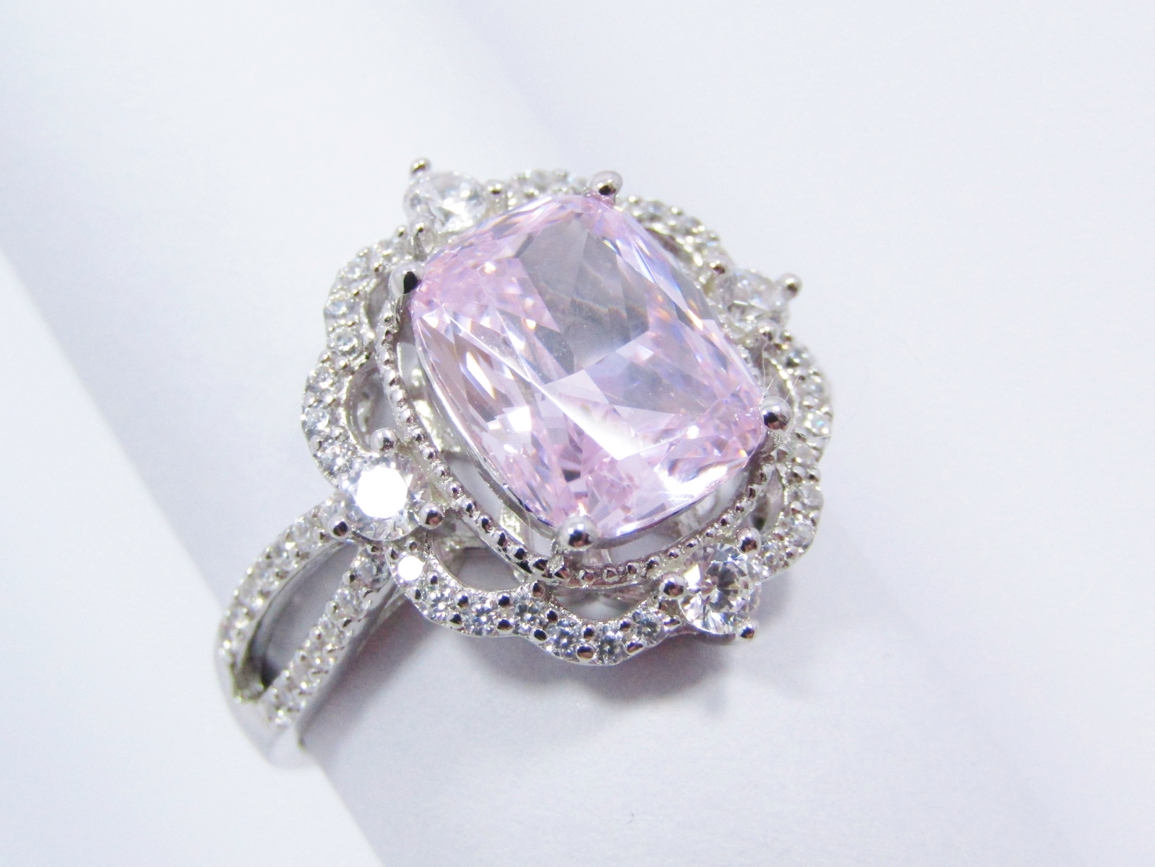 A Gorgeous Vintage Design Pink Stone Ring in Sterling Silver.