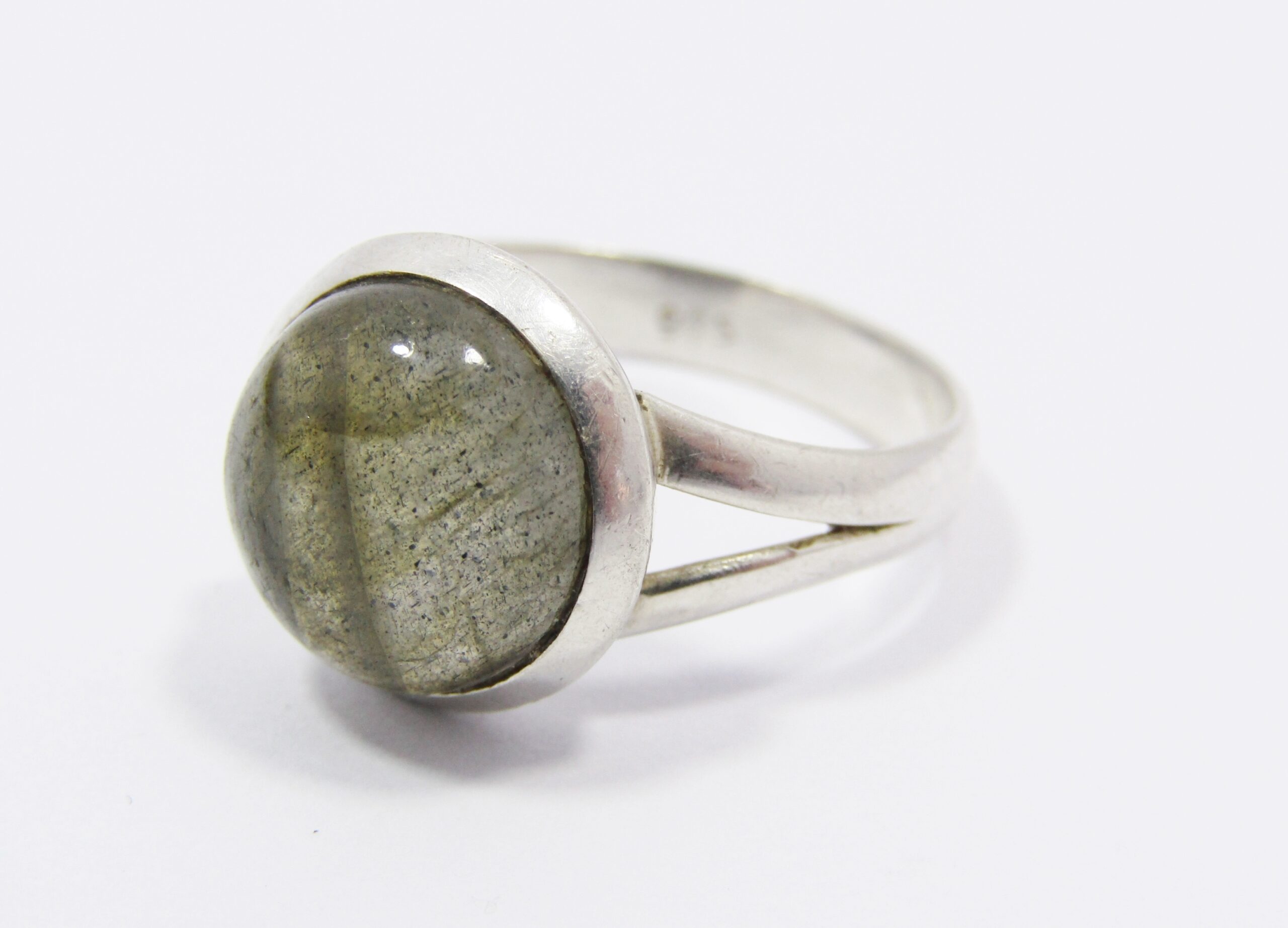 A Lovely Dainty Labradorite Ring in Sterling Silver.
