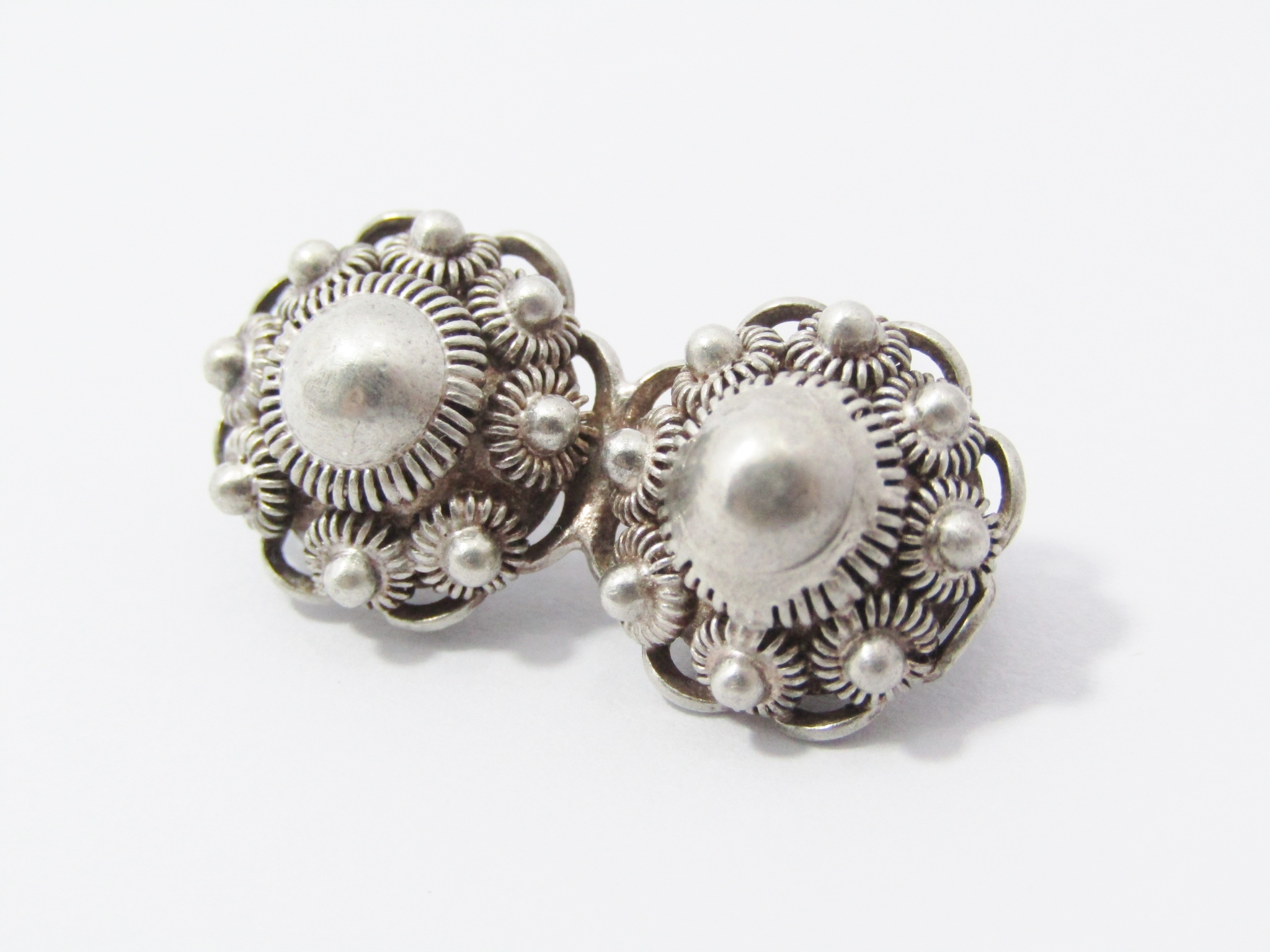 A Gorgeous Dutch Button Brooch Pin in Sterling Silver.
