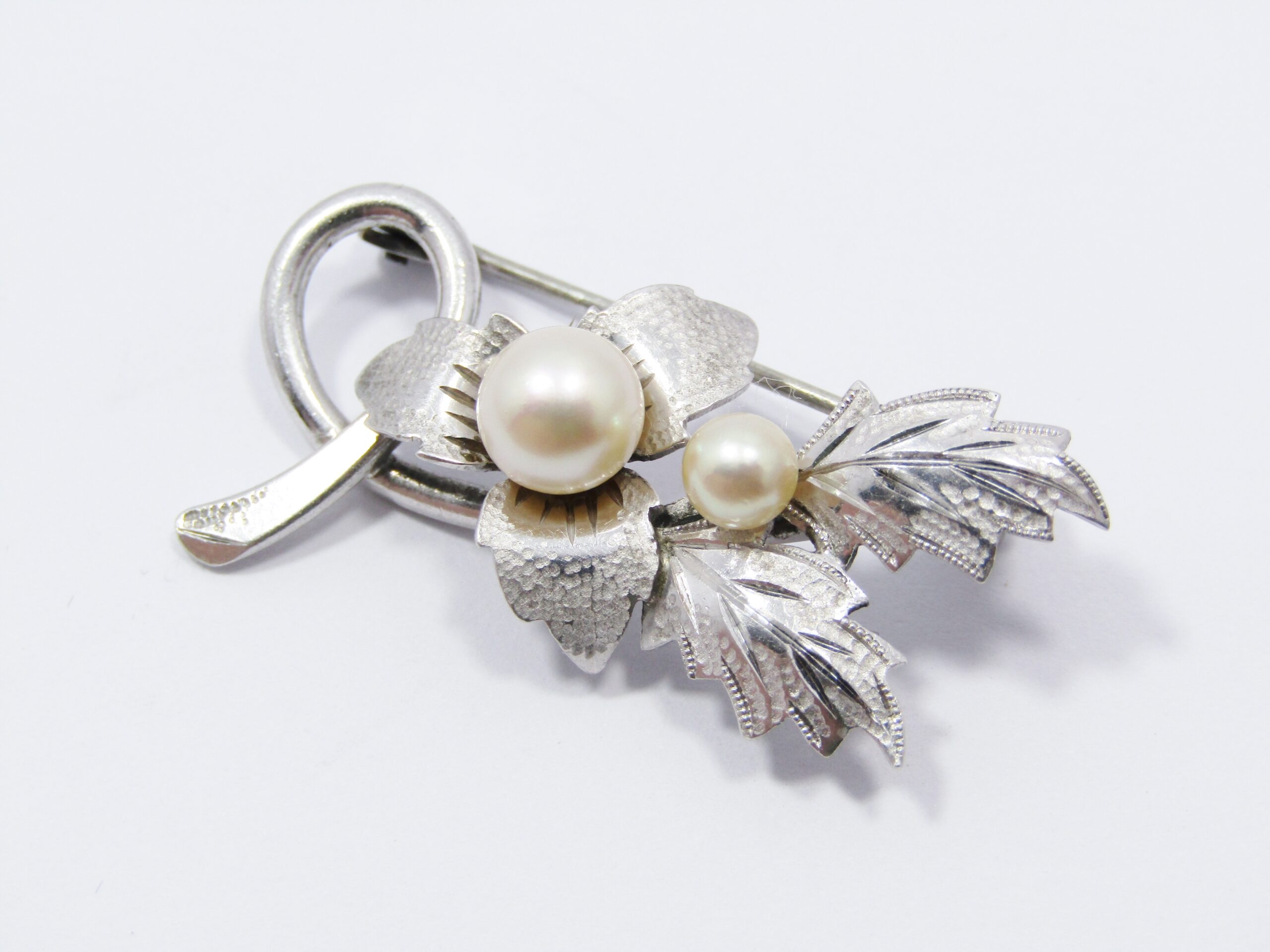 A Lovely Vintage Fresh Water Pearl Brooch in Sterling Silver