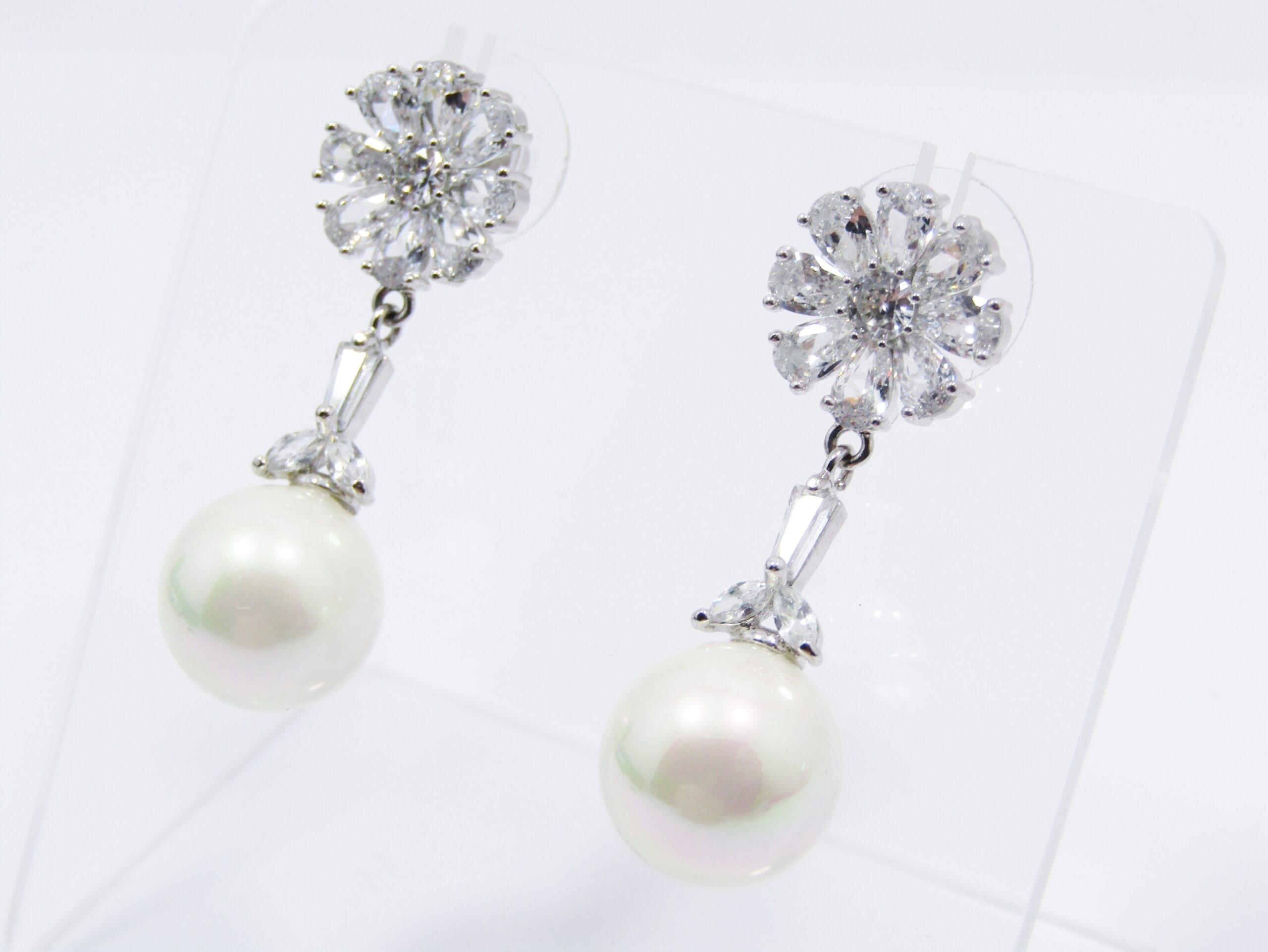 A Lovely Pair of Shell Pearl Dangling Earrings in a Silver Tone