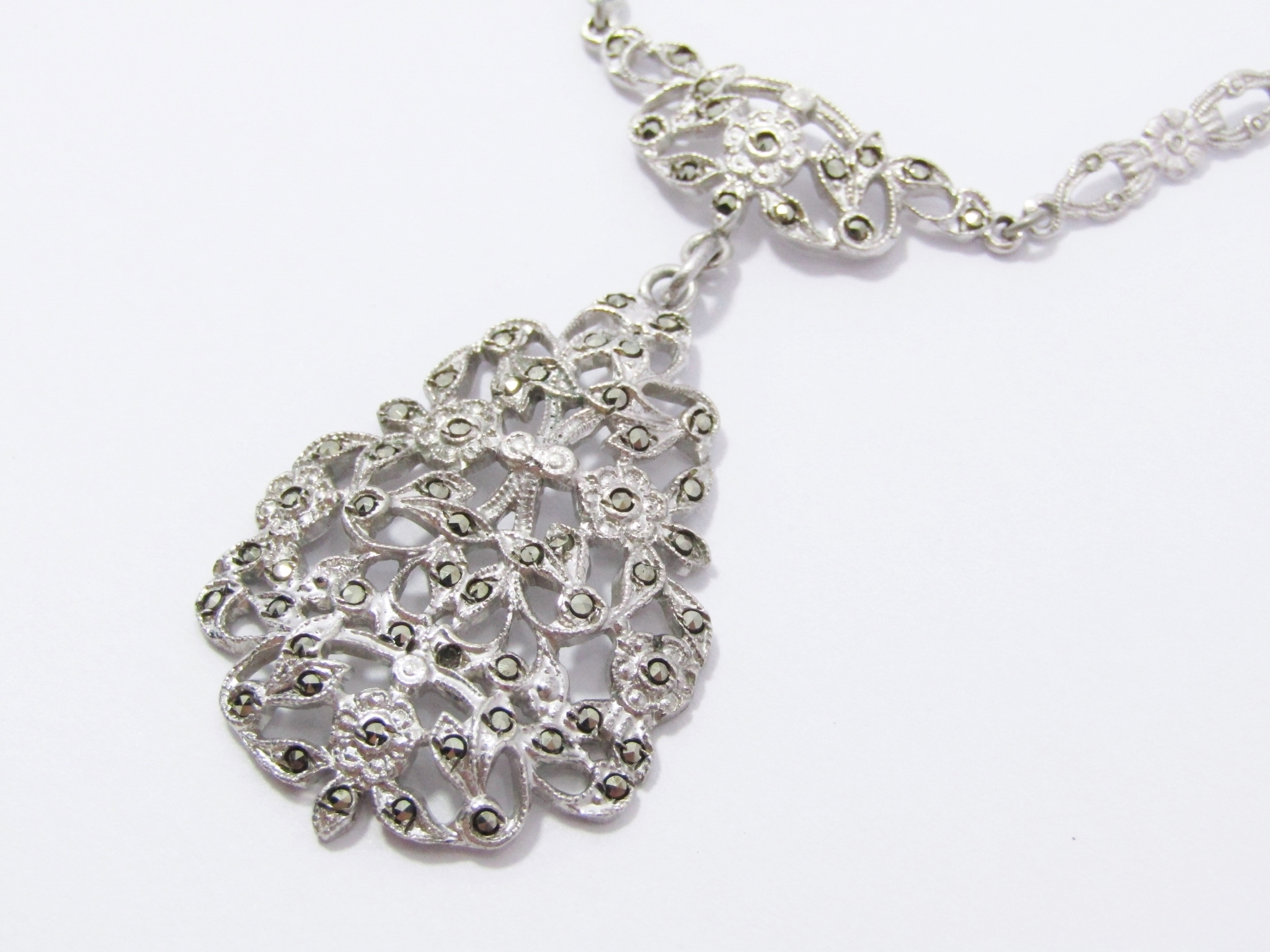 A Gorgeous Detailed Vintage Design Marcasite Necklace in Sterling Silver.