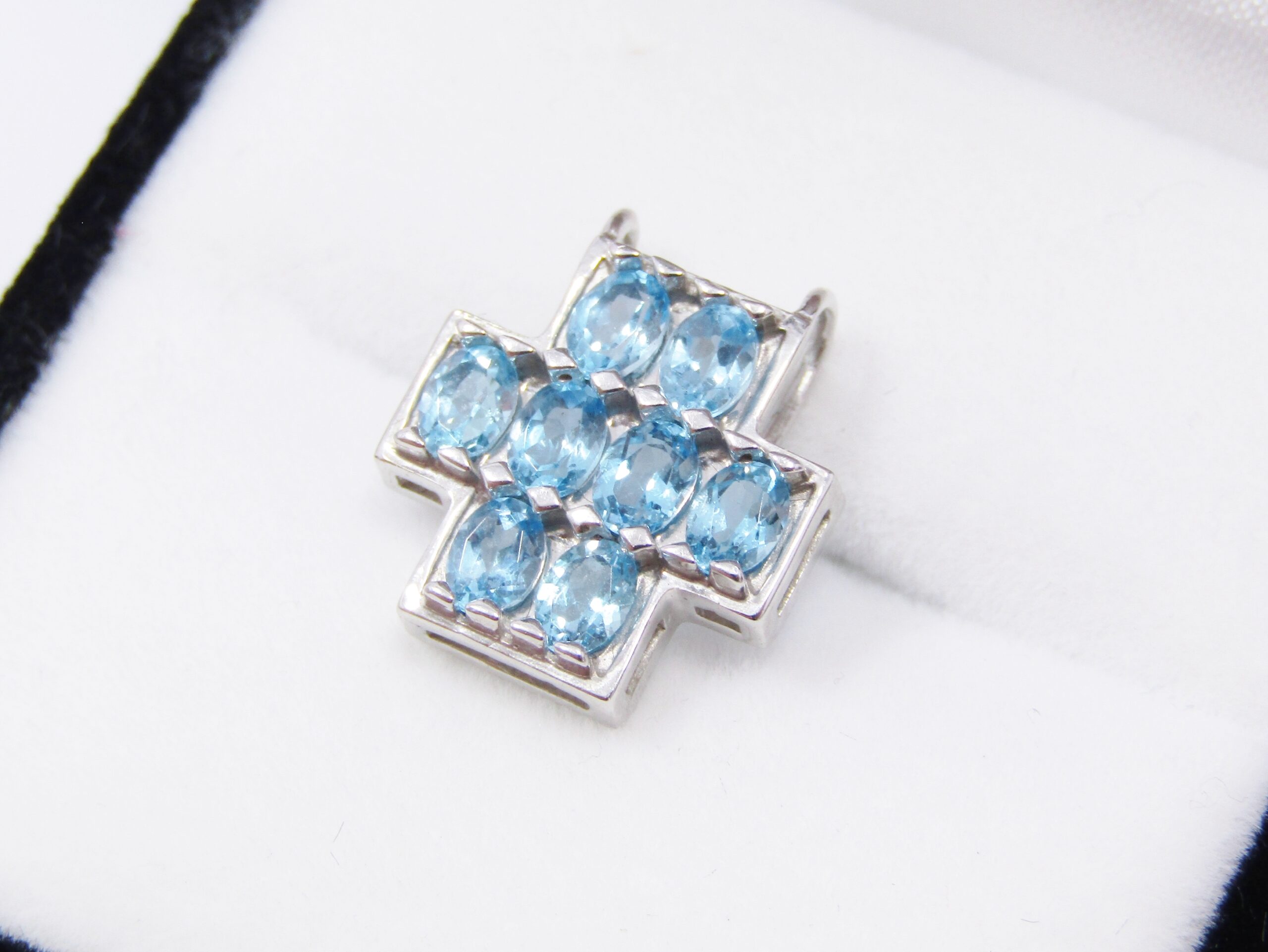 Lovely 10CT White Gold & Blue Topaz Gemstone Pendant