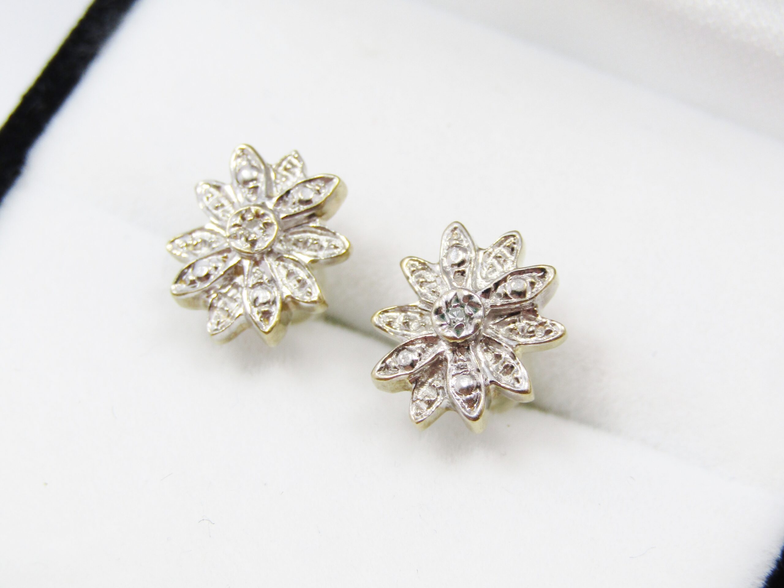 Lovely, Dainty Pair of 9CT Gold Flower Earrings