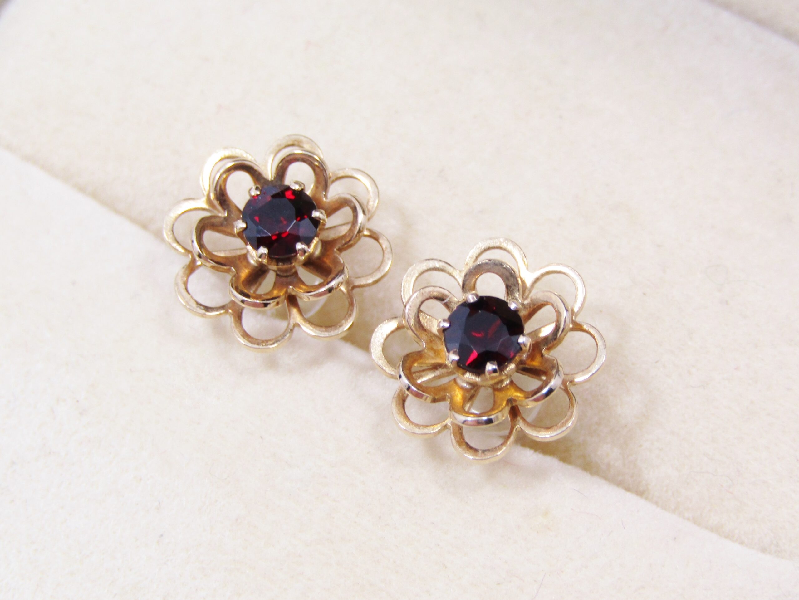 Lovely Pair of 9CT Gold & Garnet Flower Earrings