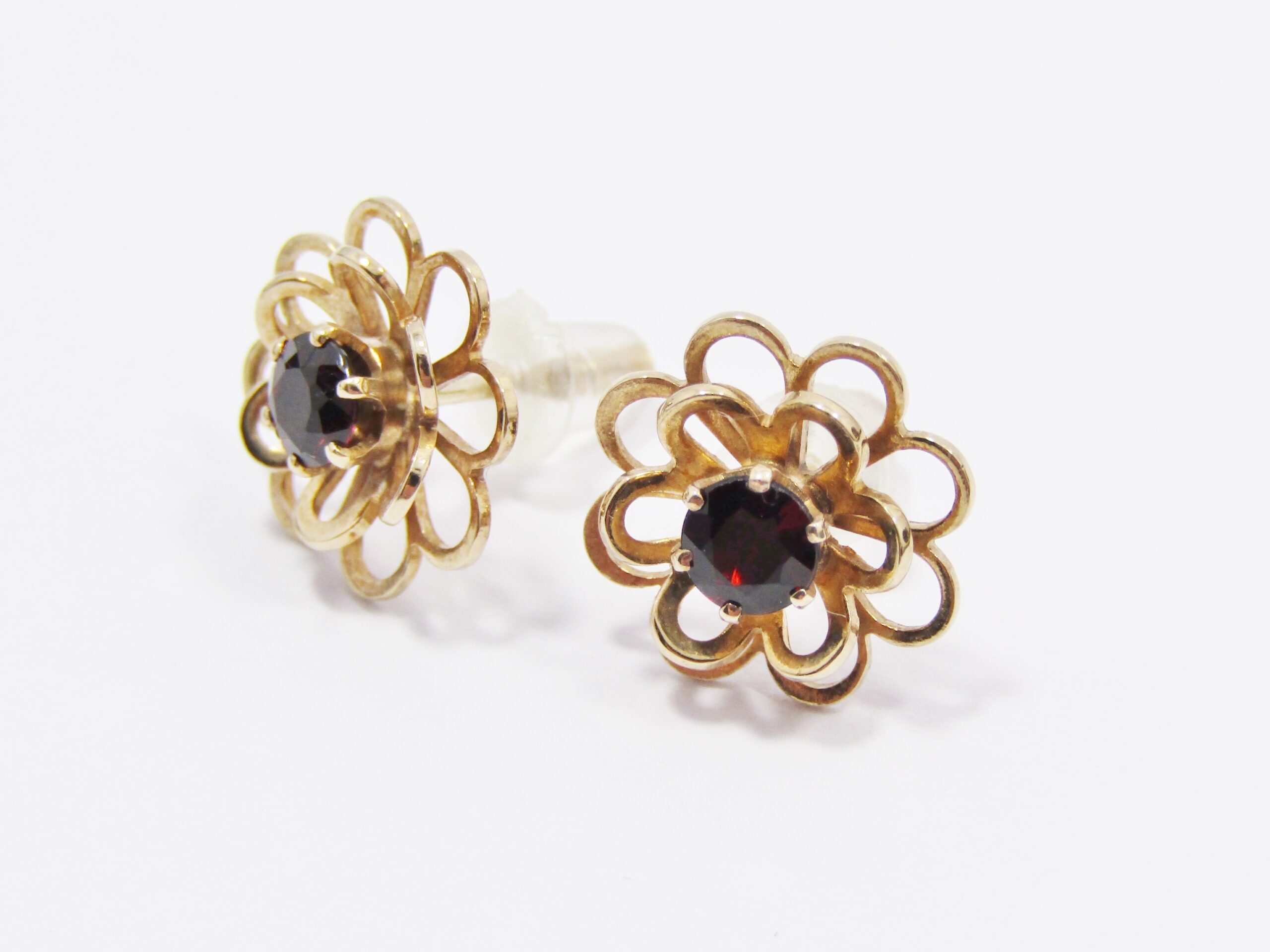 Lovely Pair of 9CT Gold & Garnet Flower Earrings