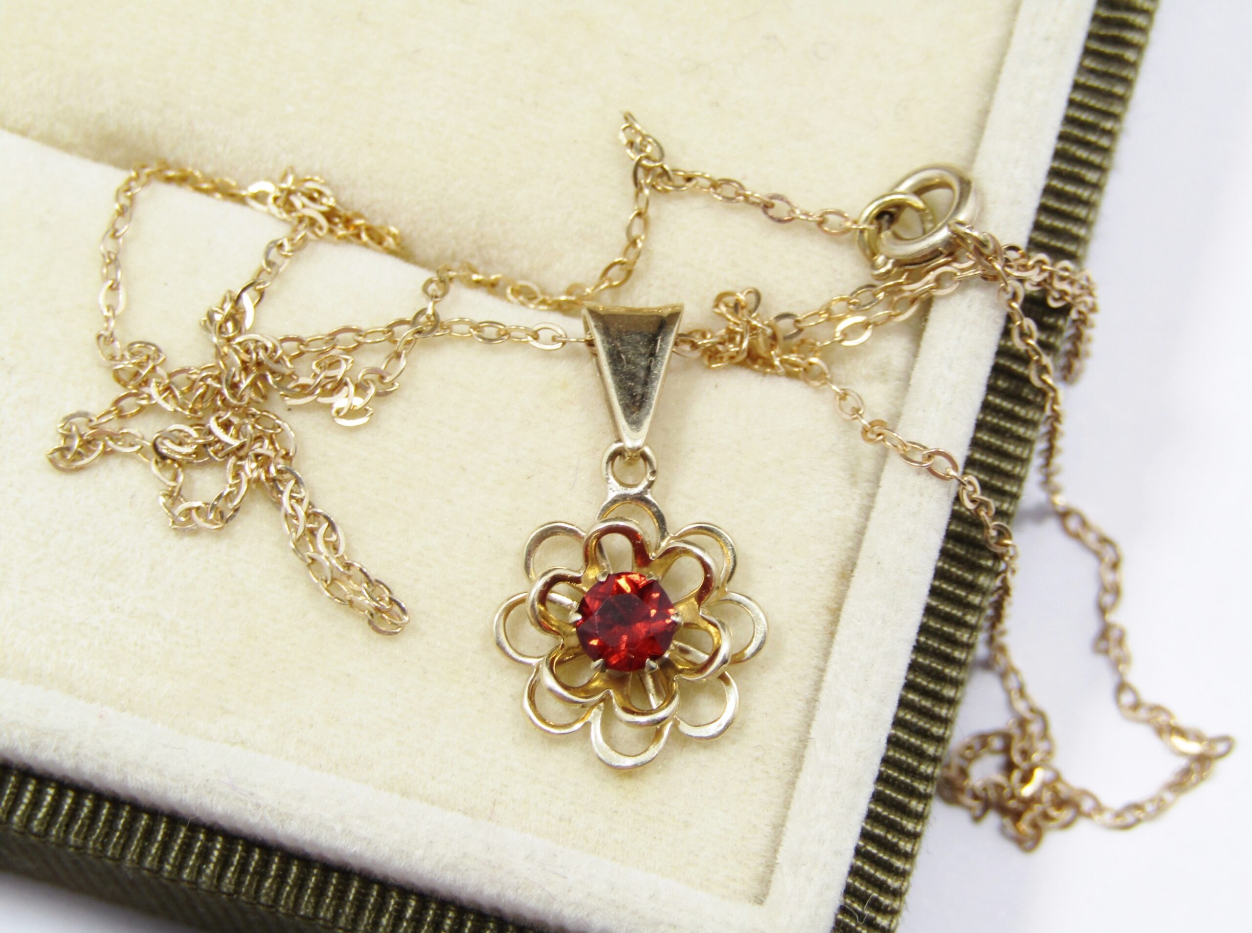 Vintage 9CT Gold & Garnet Flower Pendant & Necklace