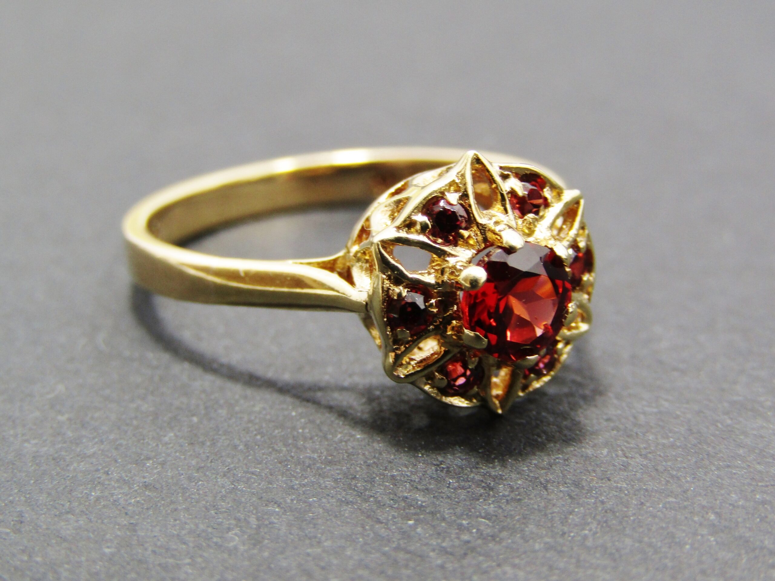 A Gorgeous Vintage Deign Garnet Ring in 9ct Gold