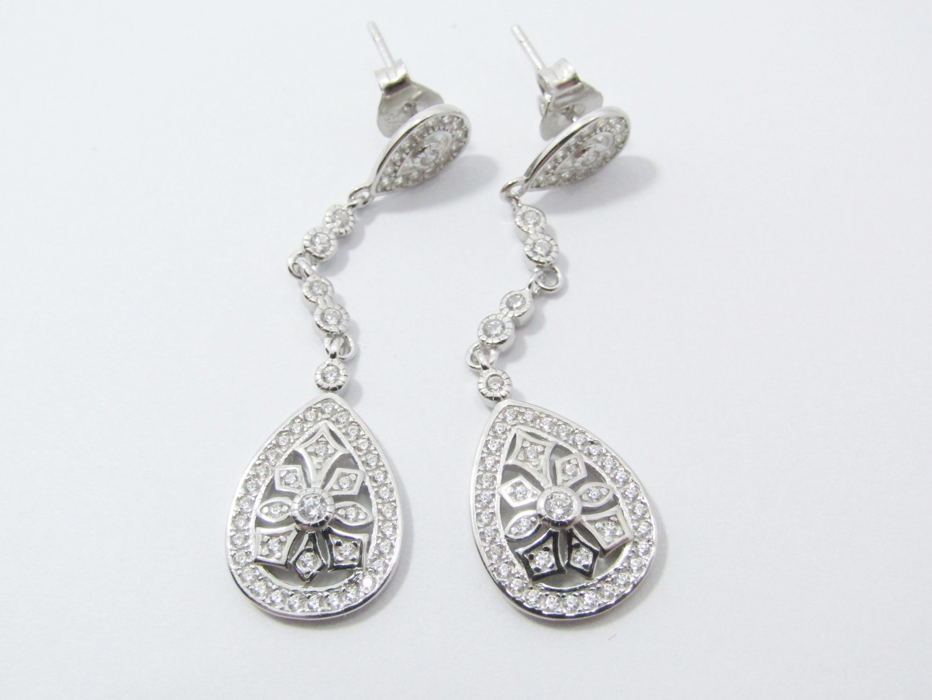 An Elegant pair of Zirconia Dangling Drop Earrings in Sterling Silver.
