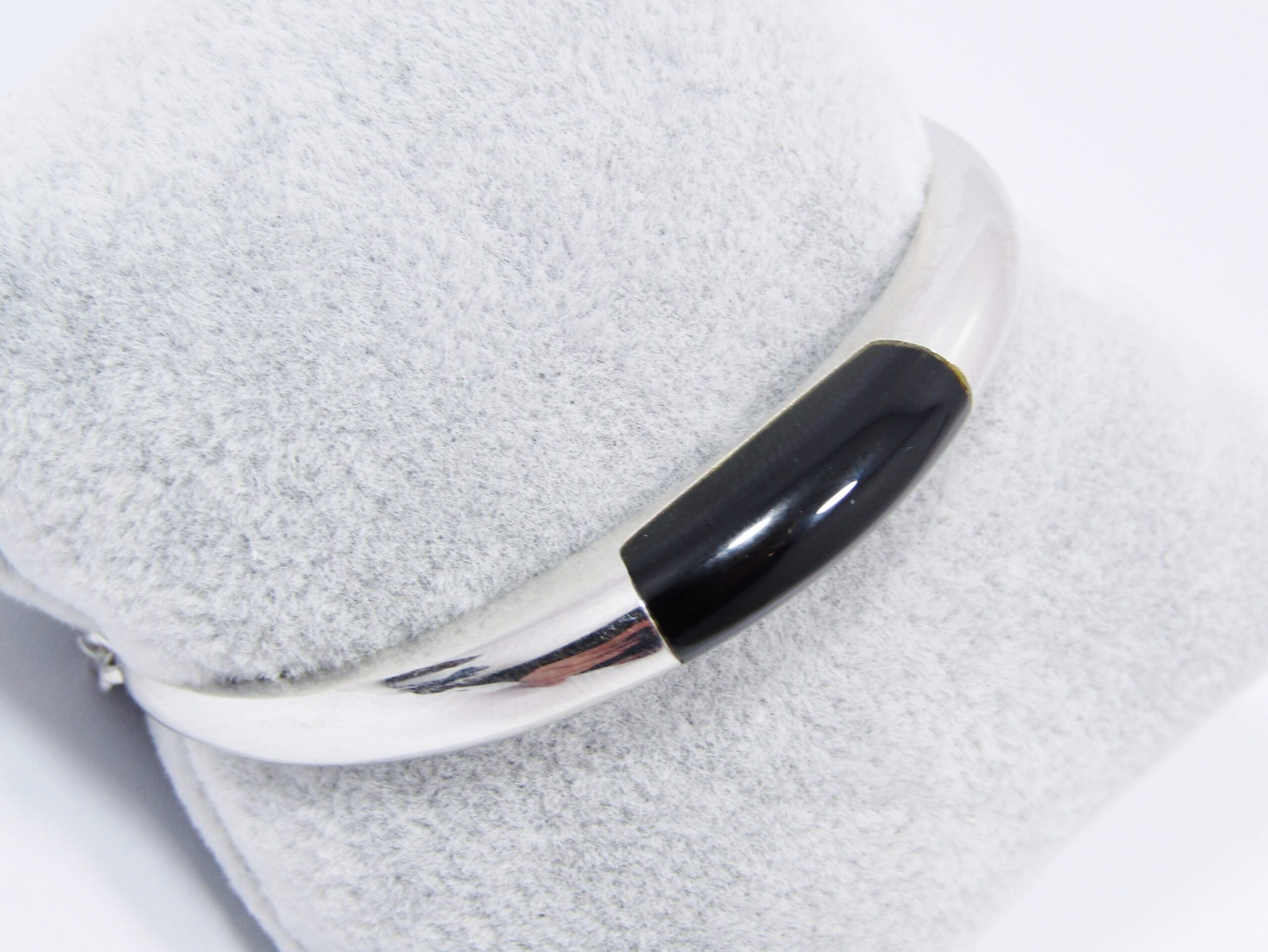 An Oh so Lovely Onyx Bangle in Sterling Silver