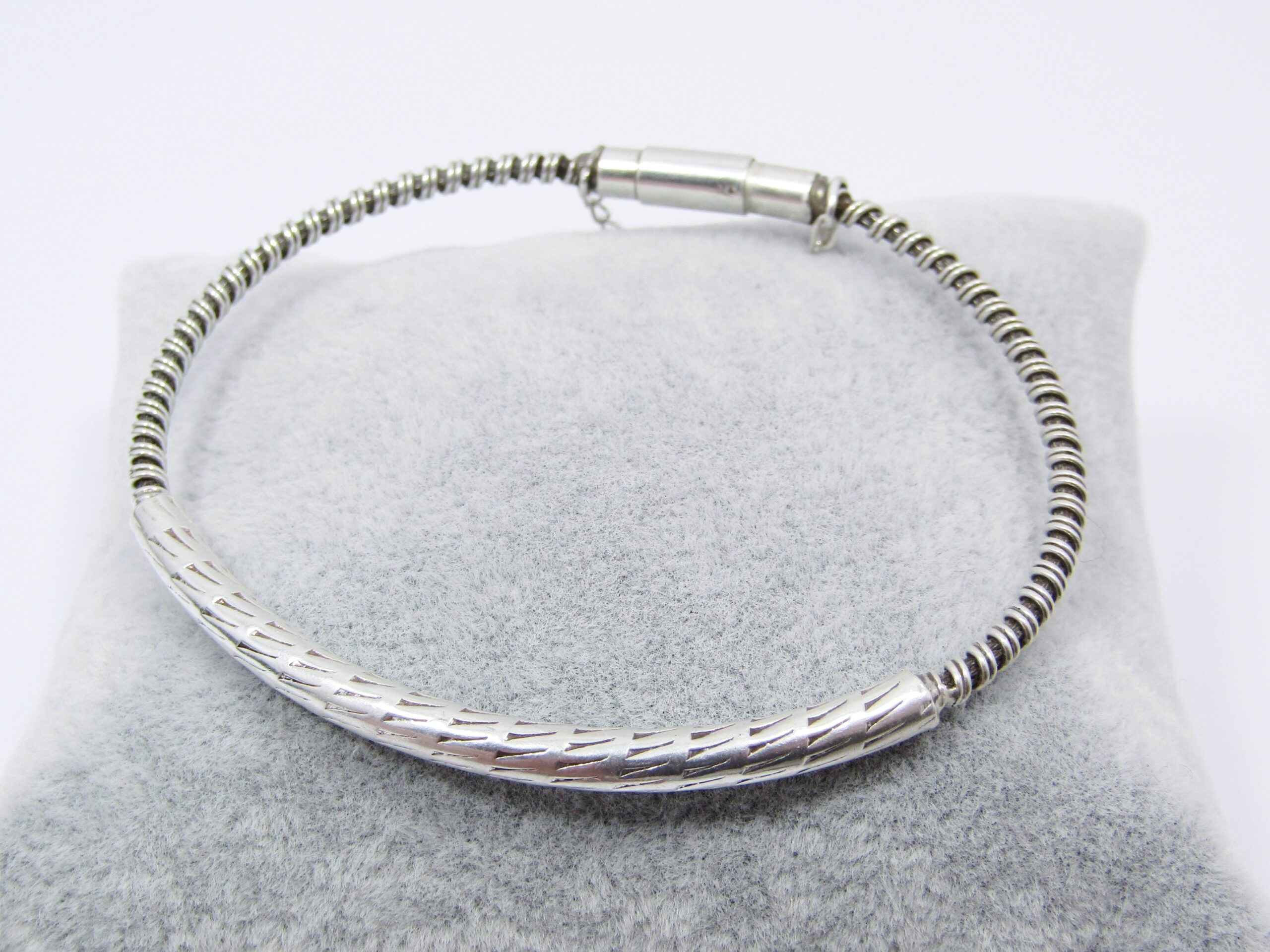 A Stunning Wire Design Bangle With a Magnetic Clasp in Sterling Silver