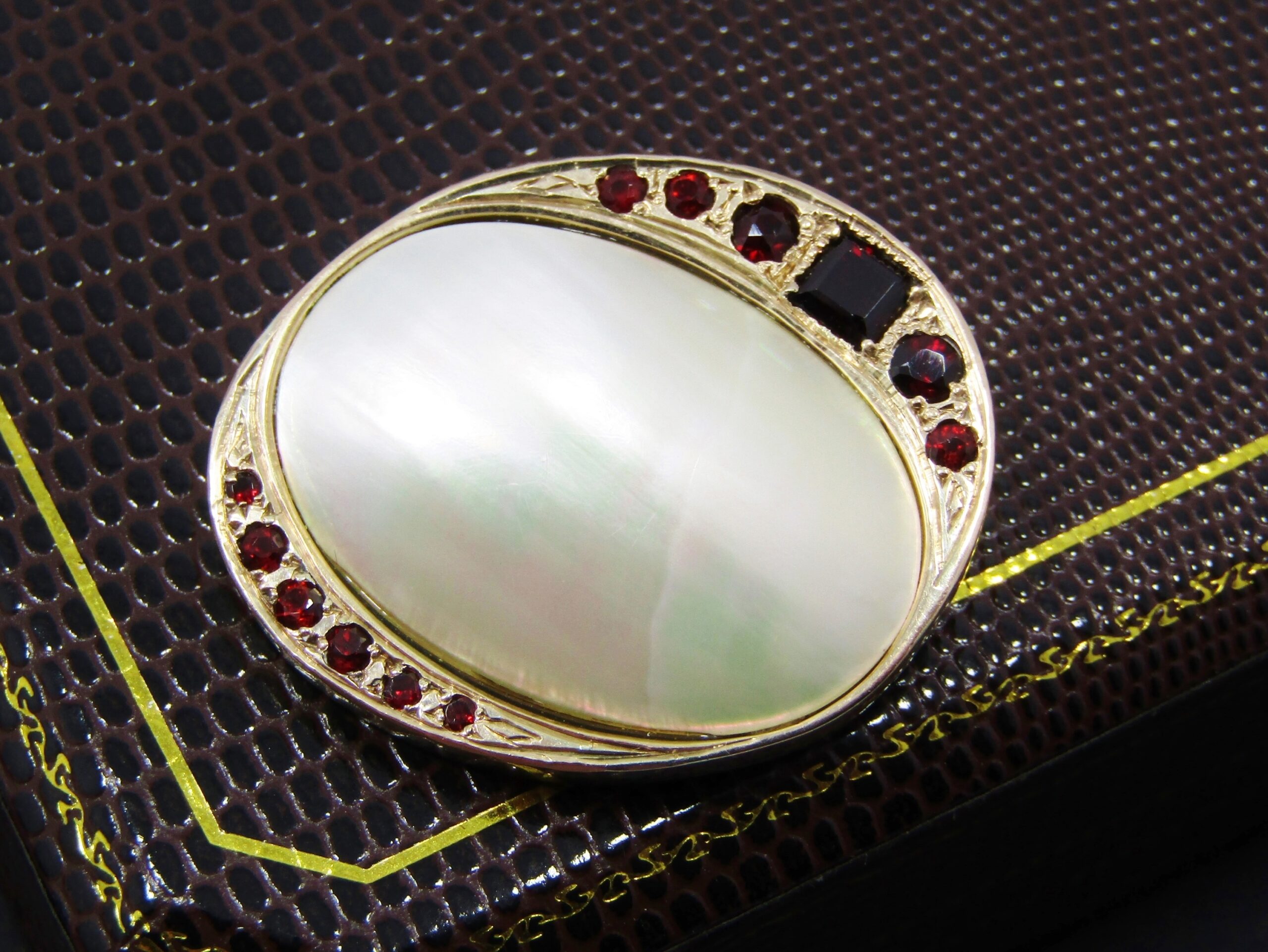 Stunning! Mother of Pearl & Garnet Brooch in 9ct Gold & 925