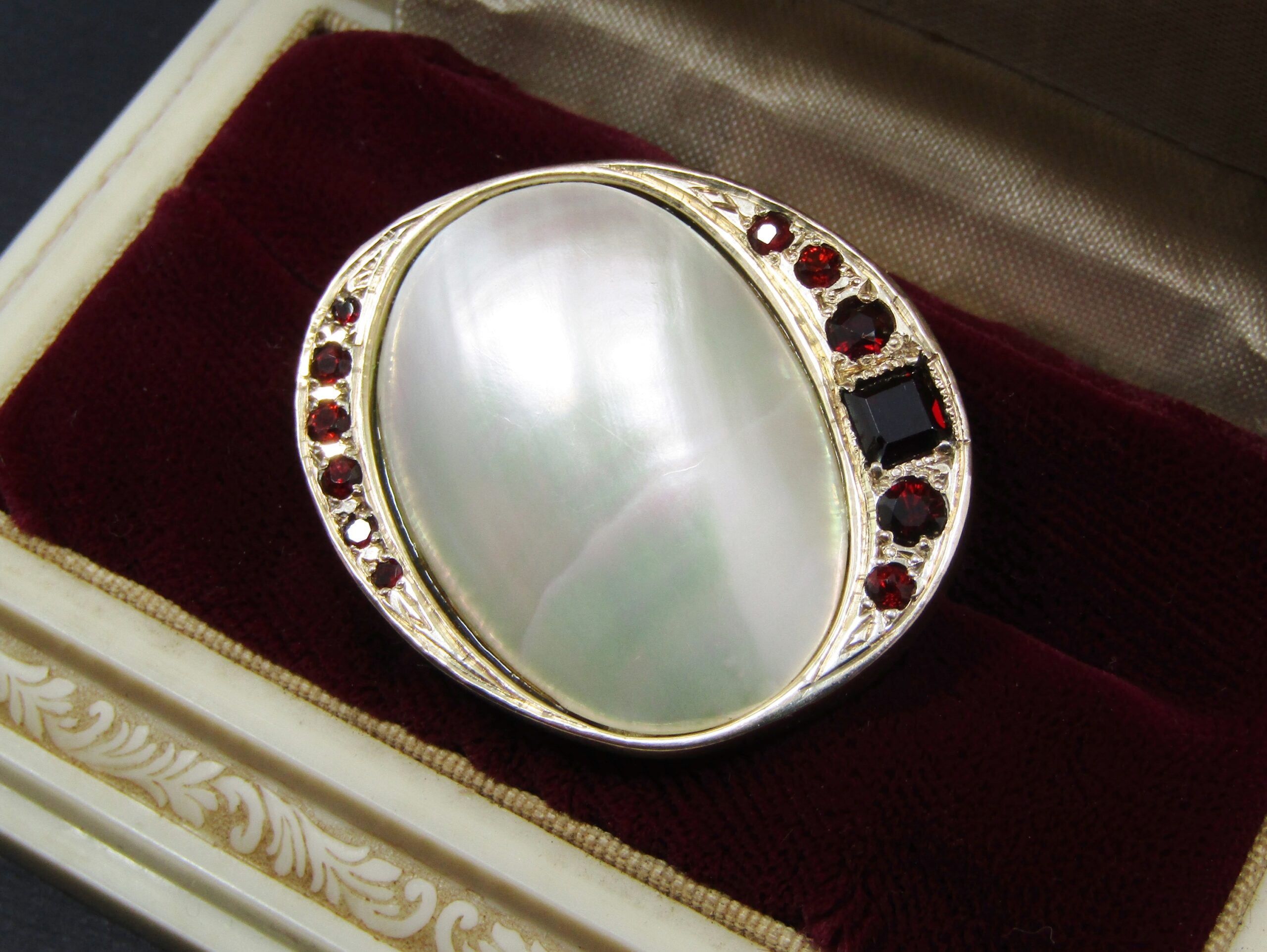 Stunning! Mother of Pearl & Garnet Brooch in 9ct Gold & 925