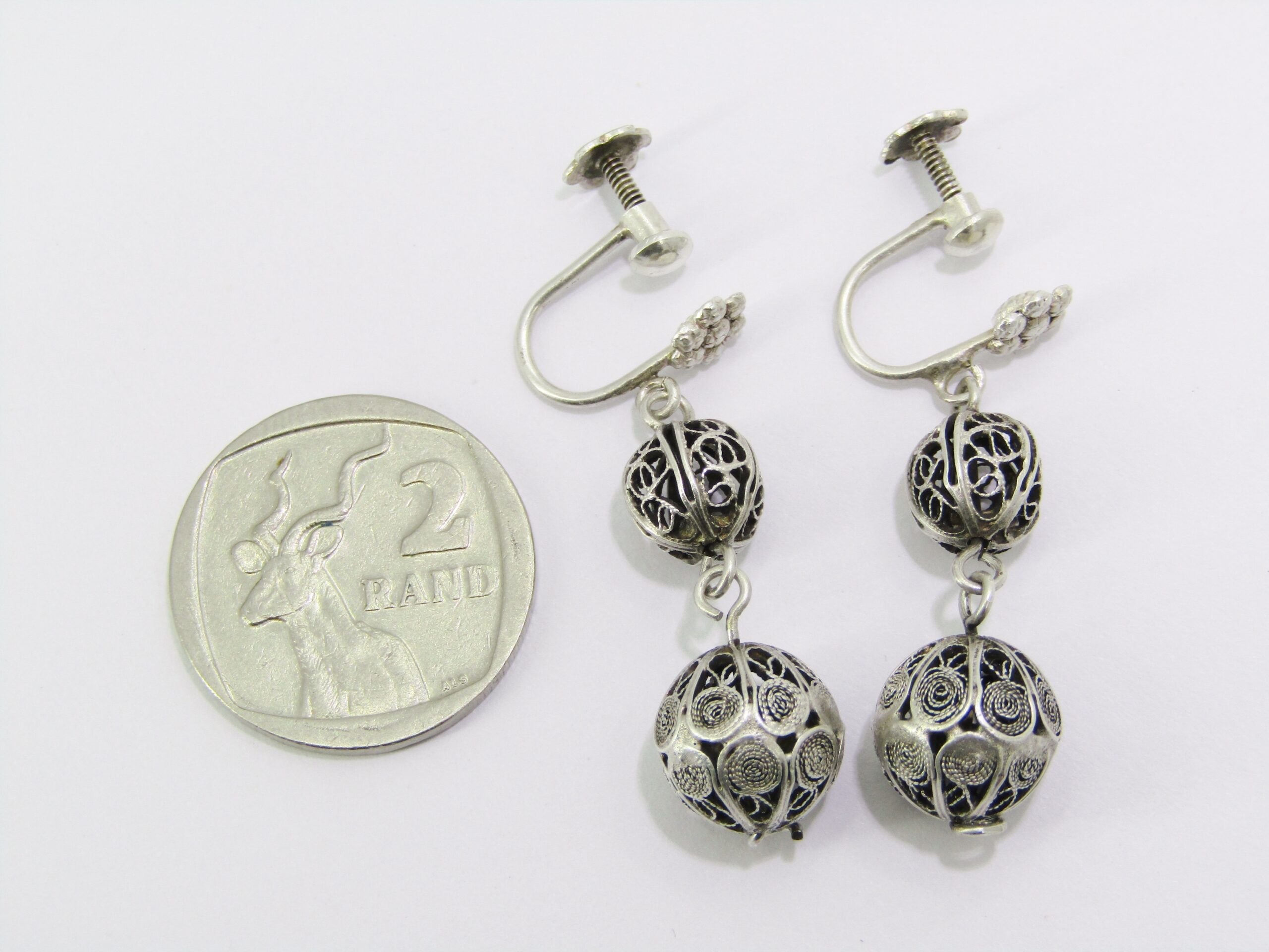 A Gorgeous Pair of Vintage Design Filigree Ball Earrings in Sterling Silver.