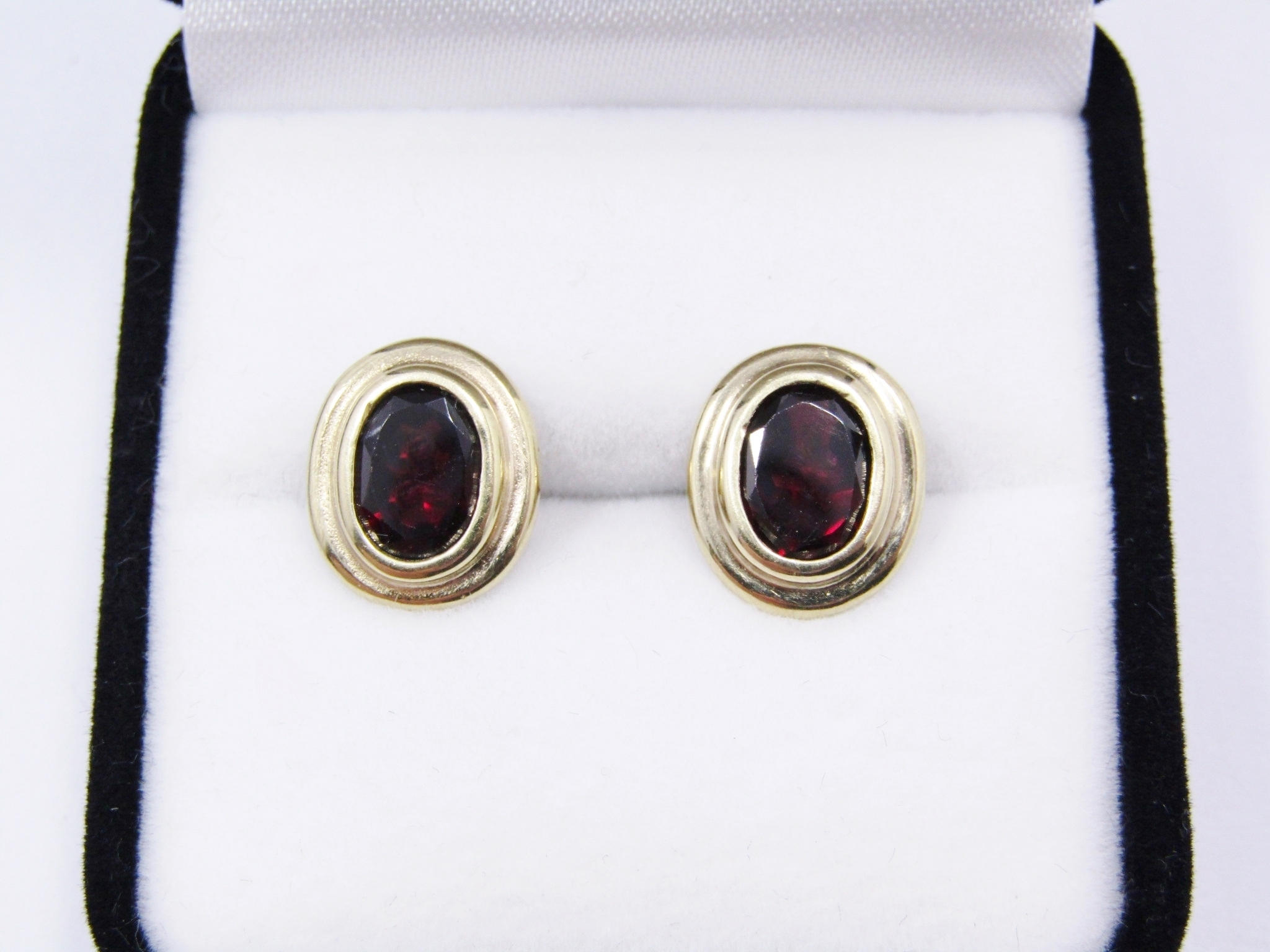 A Lovely Pair of 9CT Gold & Oval Garnet Earrings in 9ct Gold