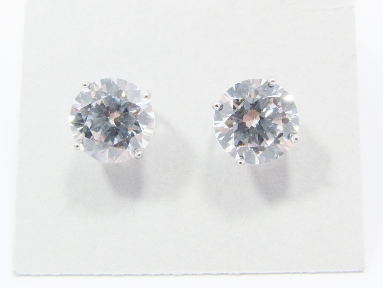 An Elegant Pair of Zirconia Earrings in Sterling Silver.