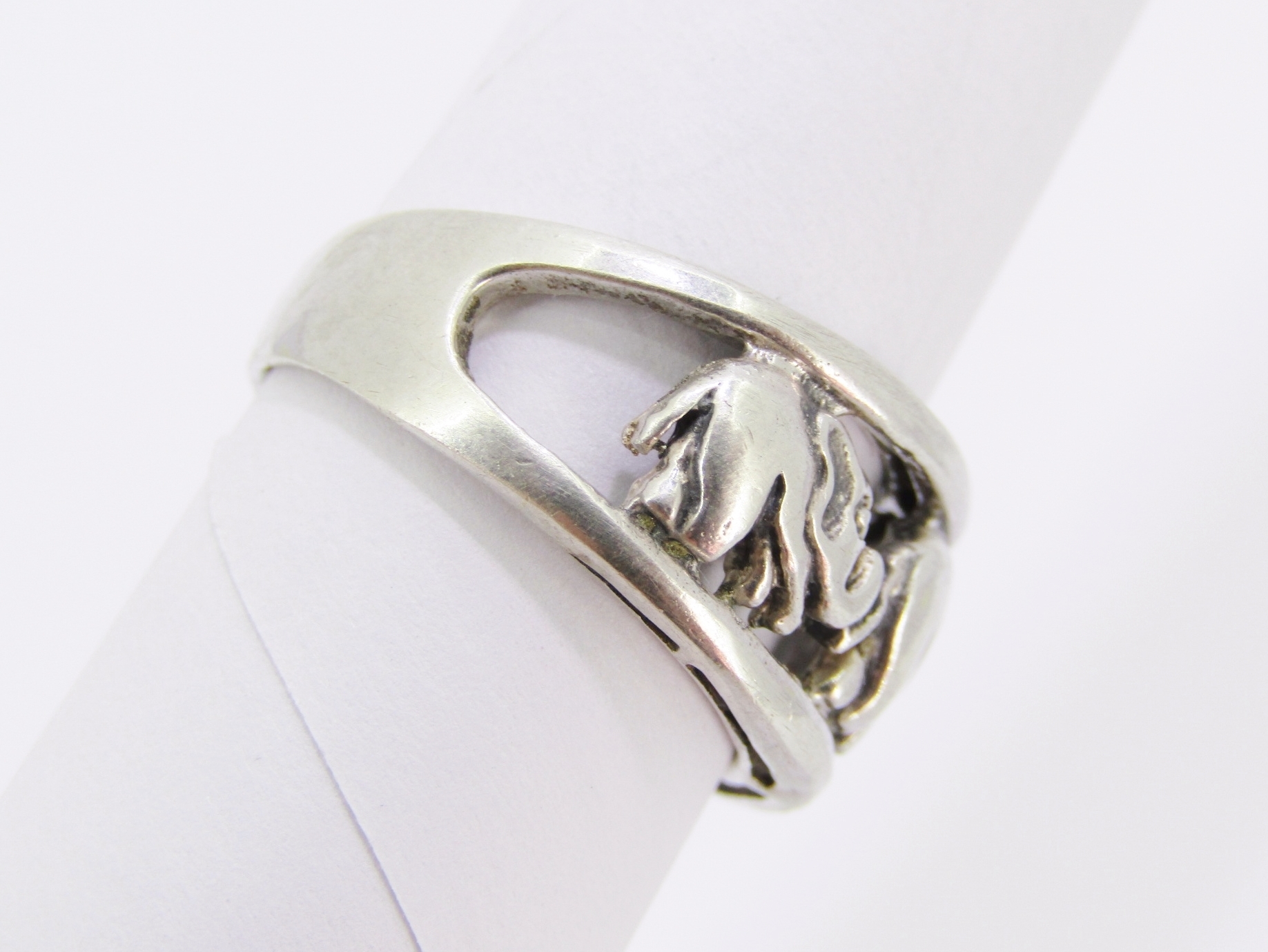 Stunning Elephant Design Band in Sterling Silver.