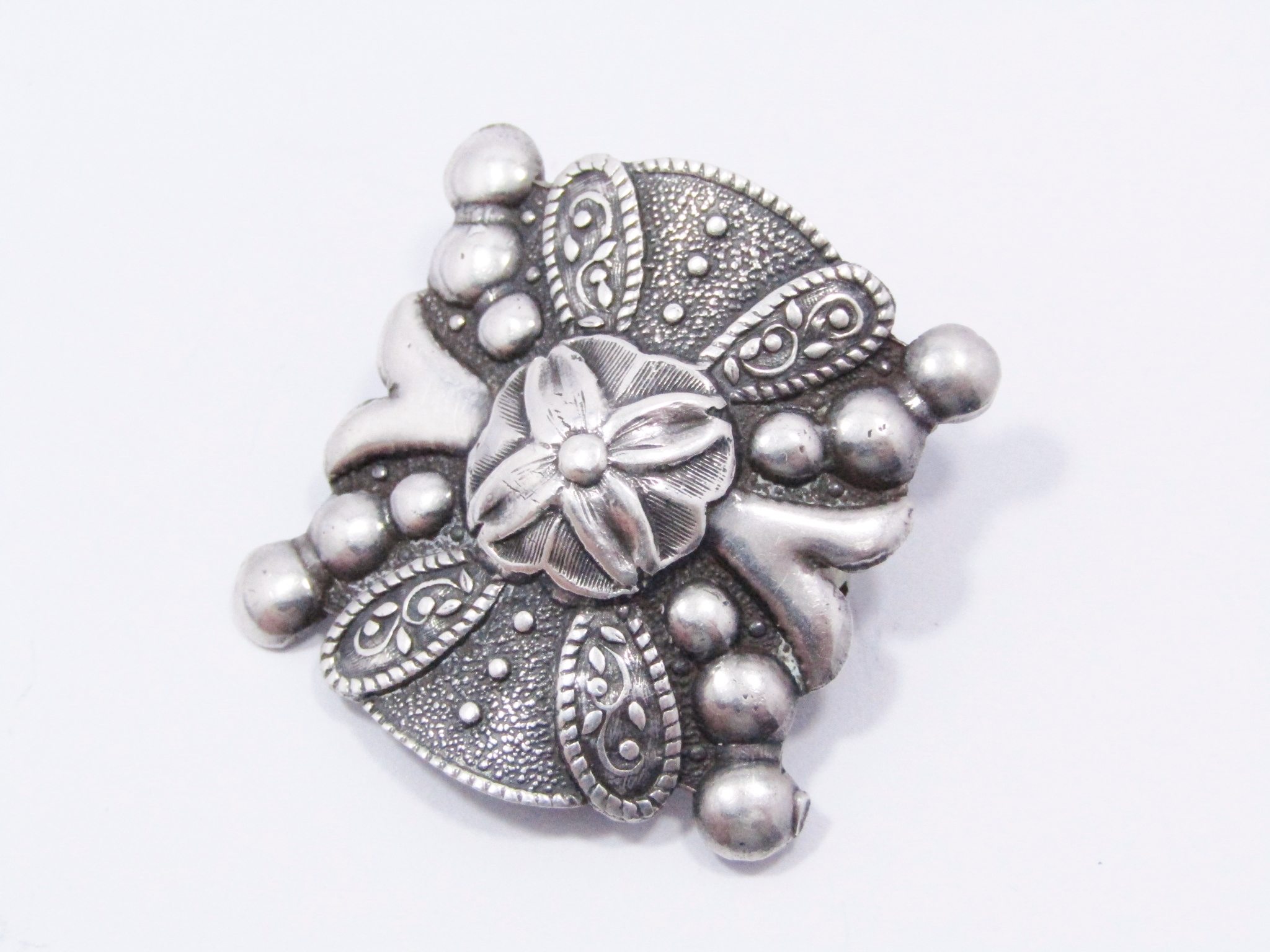 A Lovely Candida Style Vintage Brooch in Sterling Silver
