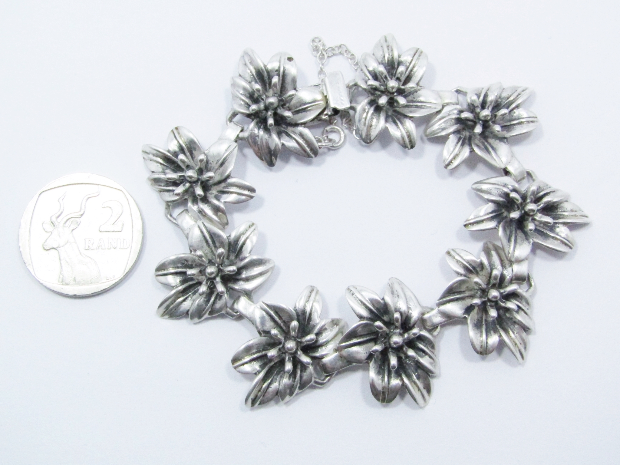 A Gorgeous Weighty Vintage Flower Bracelet in Sterling Silver.