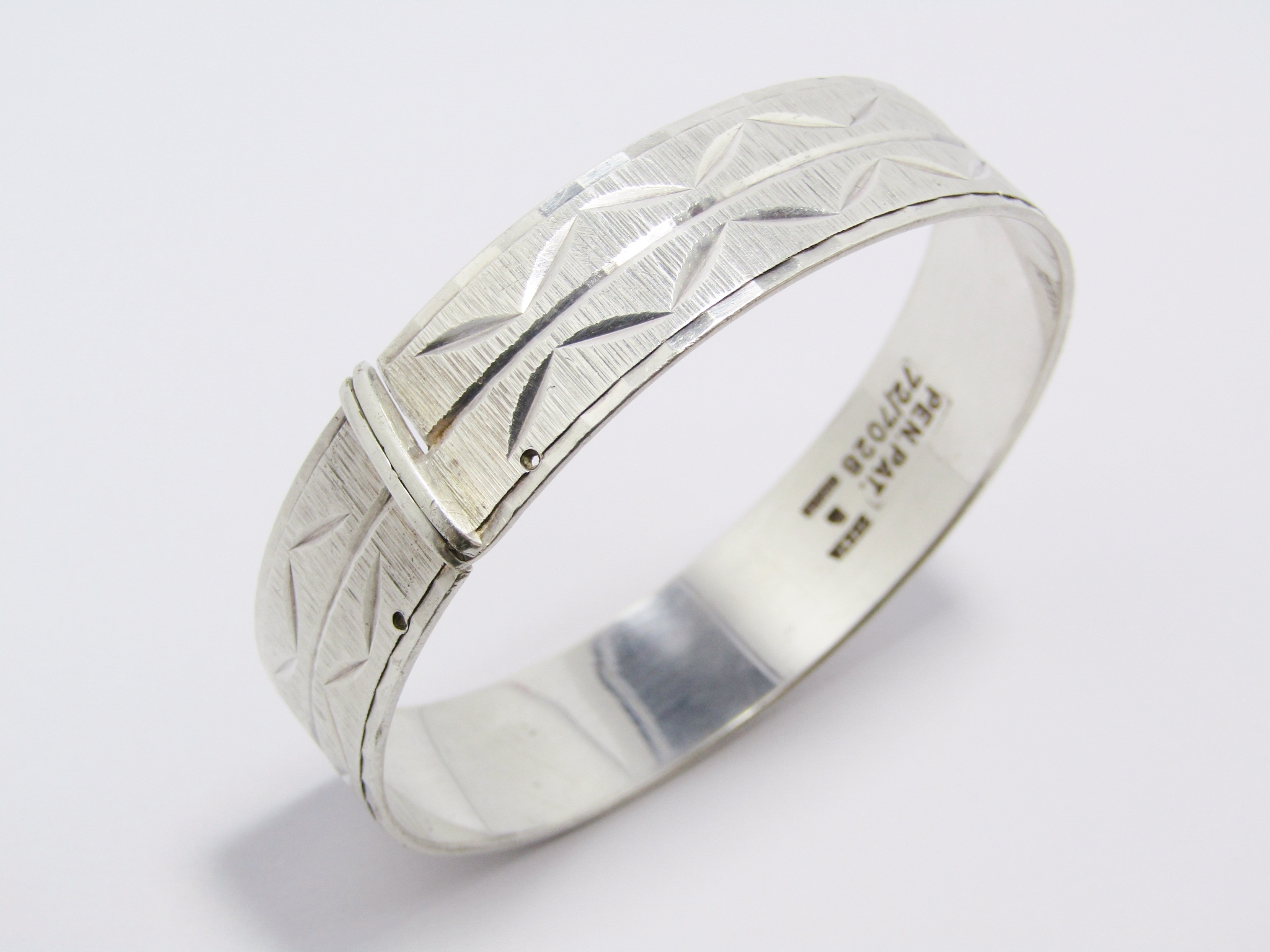 A Gorgeous Vintage Textured Hinged Bangle in Sterling Silver.