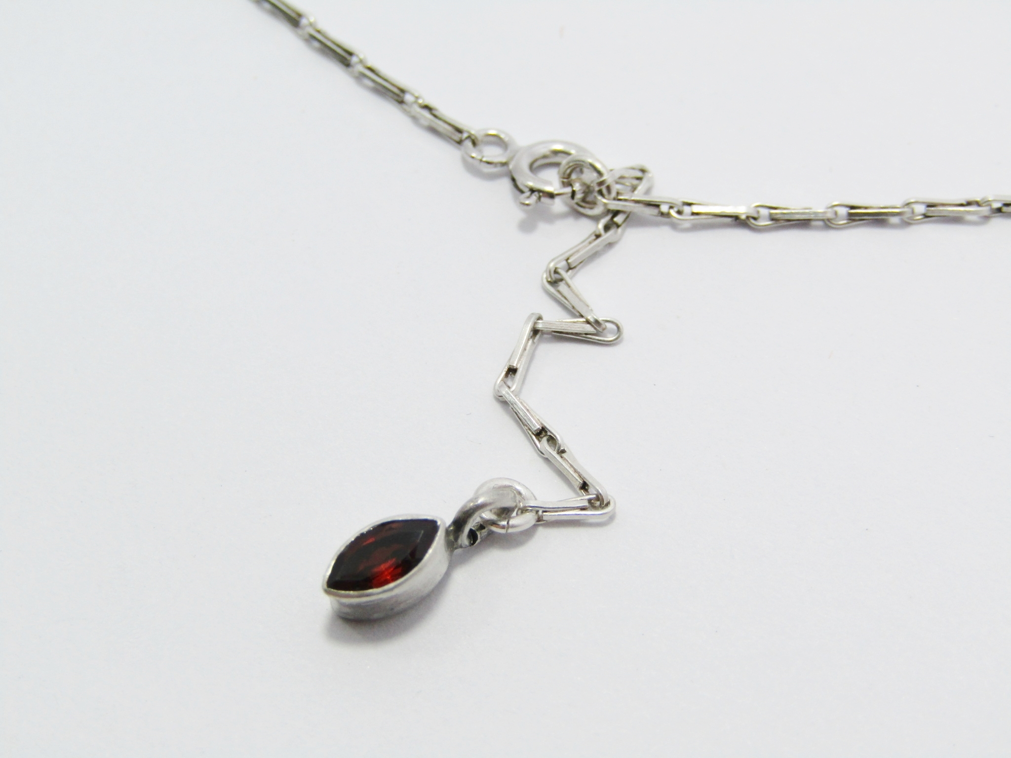 A Gorgeous Vintage Design Necklace in Sterling Silver.